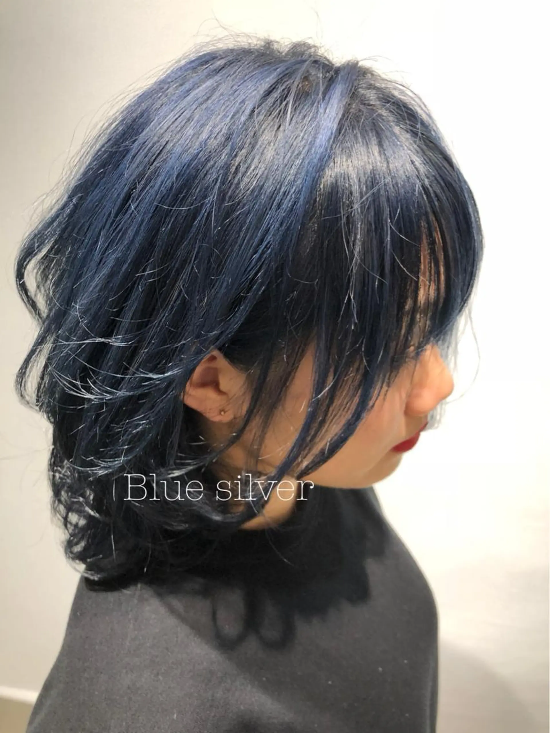 ミディアム カラー ブリーチ ブルーカラー シルバー Ami アミのヘアスタイル