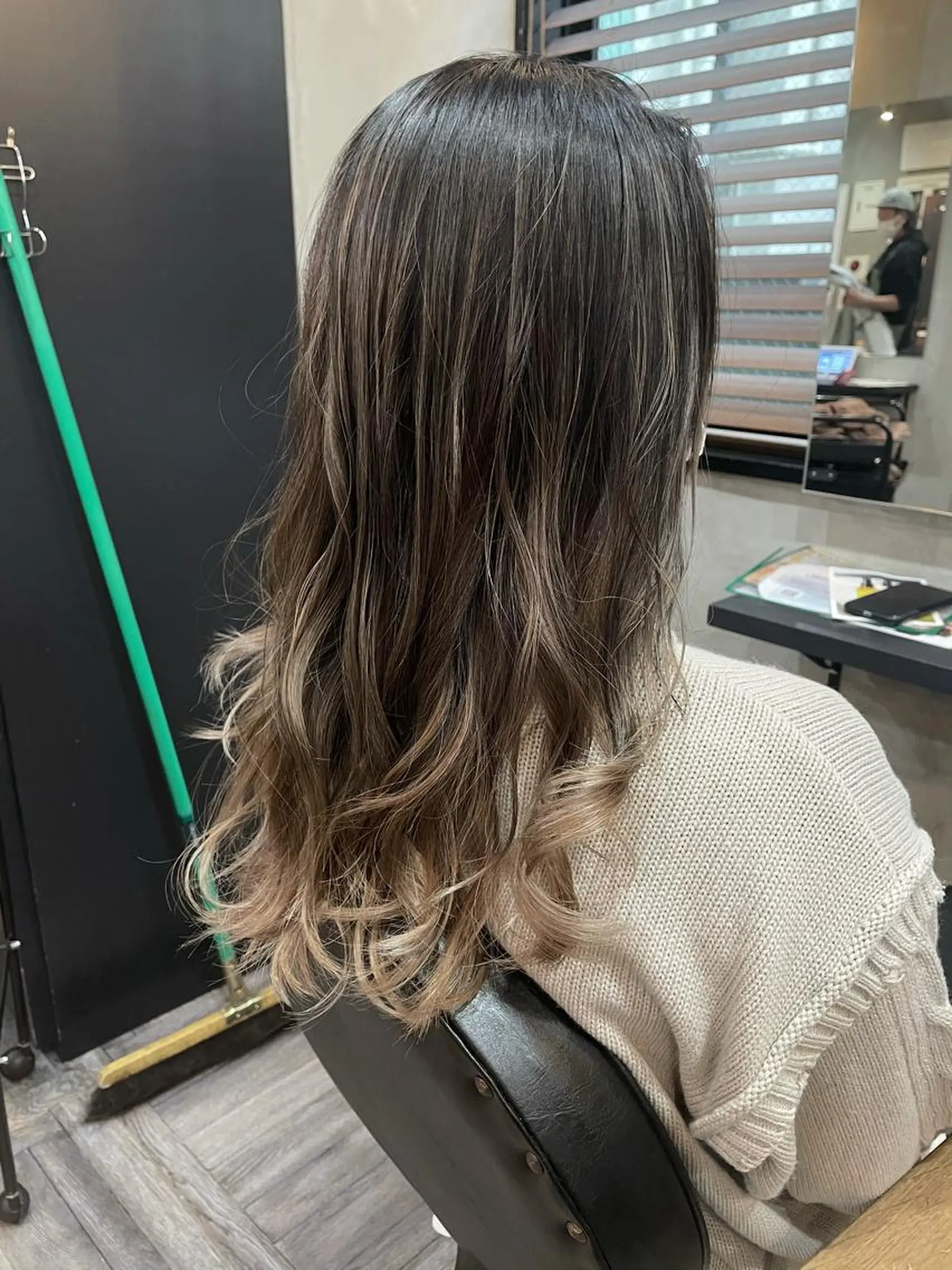 セミロング カラー バレイヤージュ レイヤーカット カット ヘアカラー トリートメント La fith 店長 城谷颯人のヘアスタイル