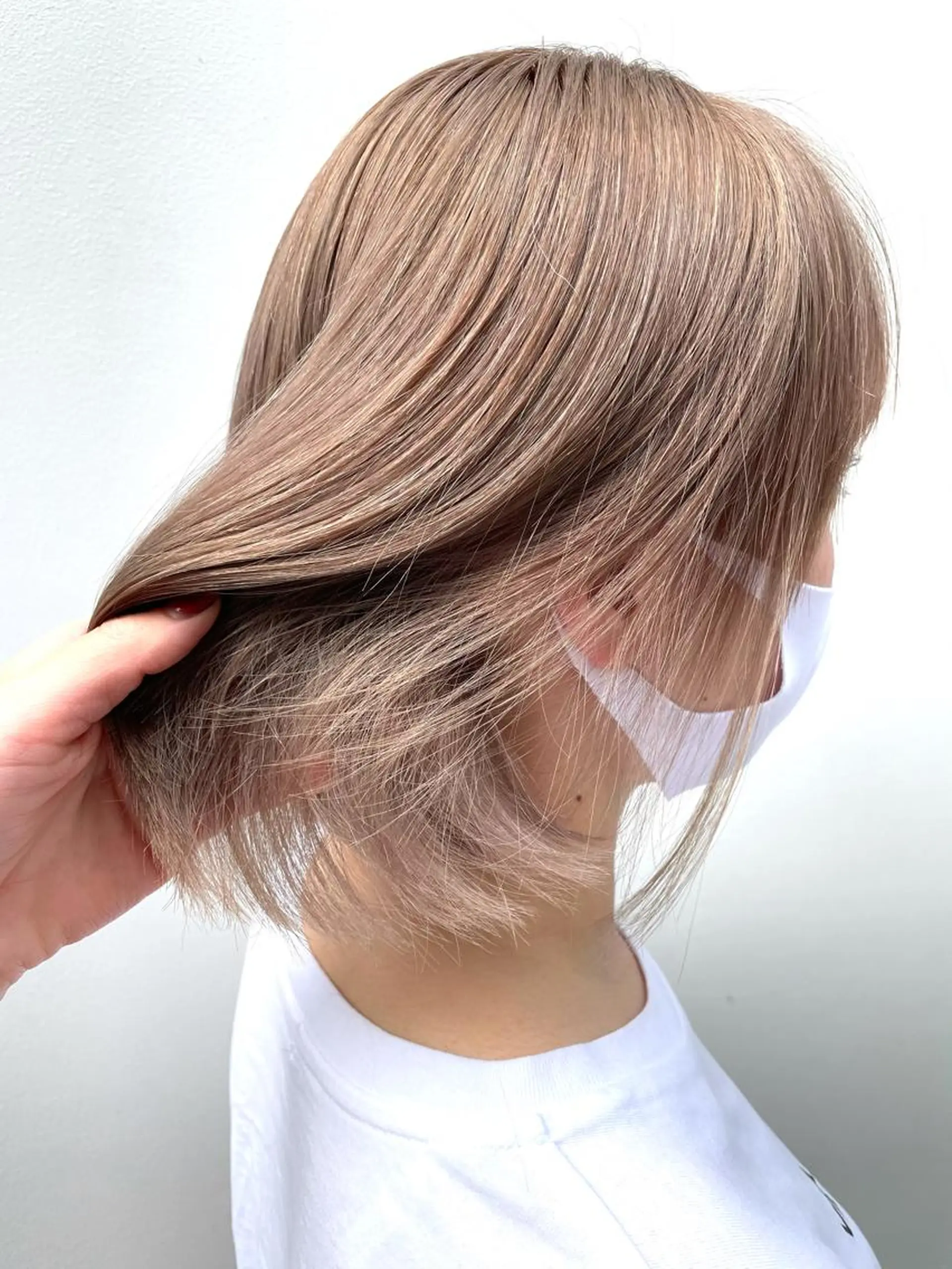 ミディアム カラー ベージュカラー ミルクティーベージュ ボブ カット ヘアカラー chama レイヤーカットのヘアスタイル