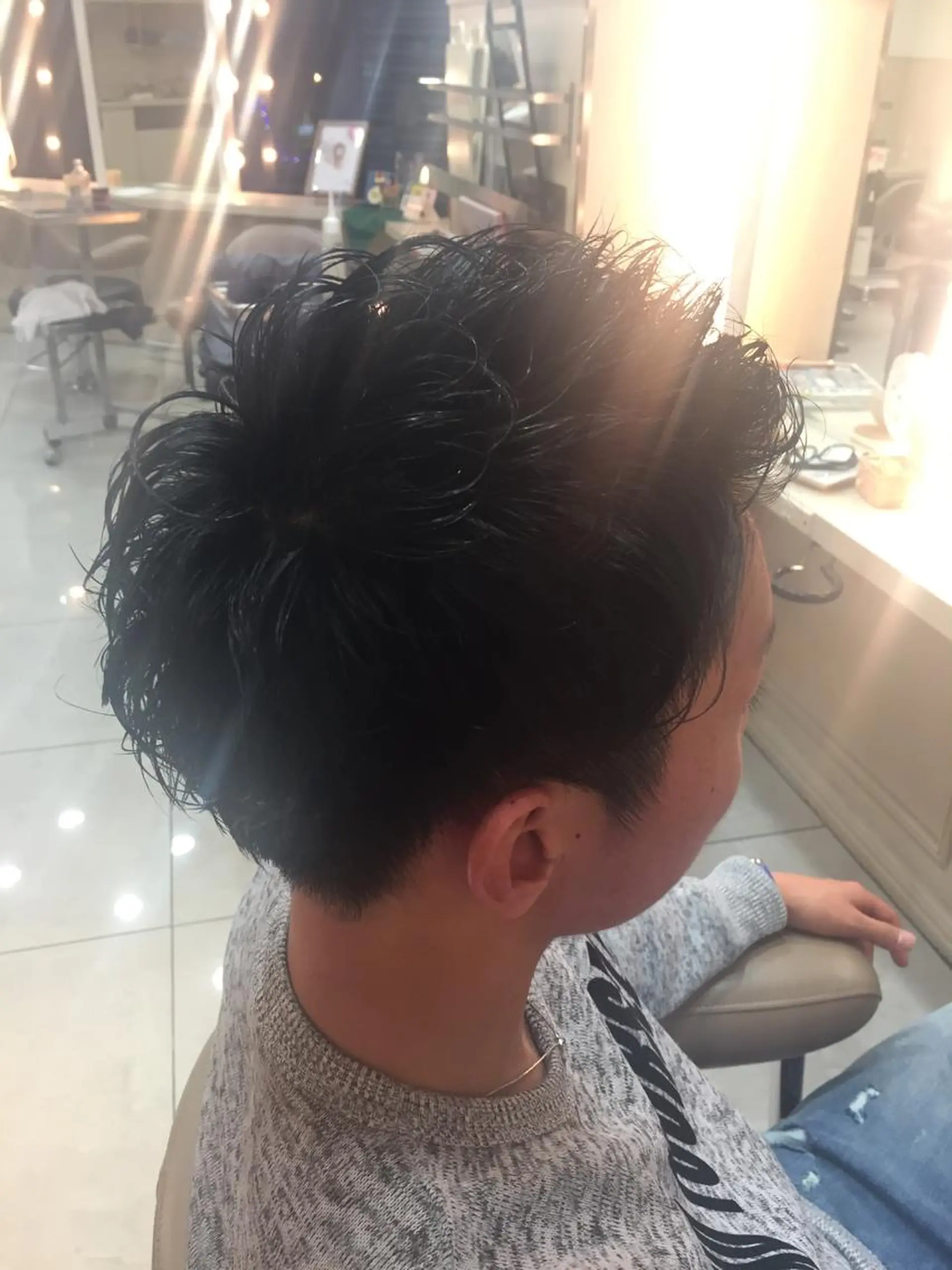 ショート パーマ メンズ 吉岡 三四朗のヘアスタイル