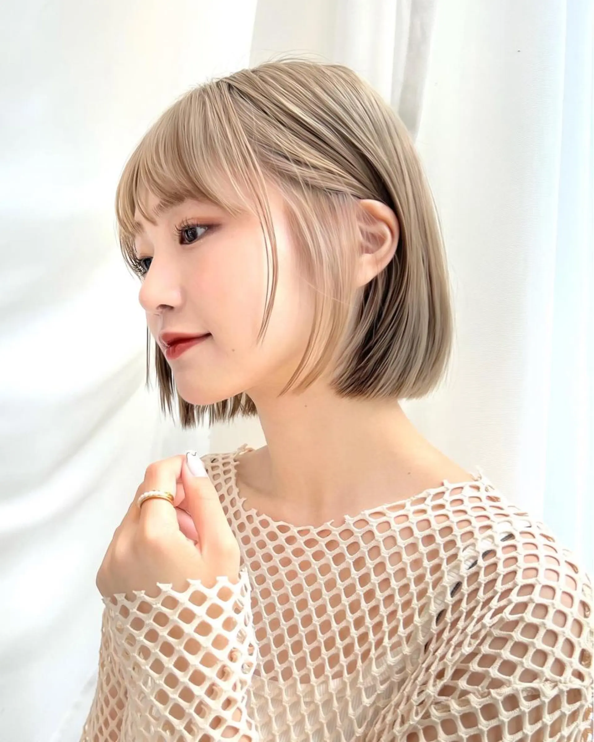 ショート カラー 切りっぱなしボブ 前下がりボブ ベージュカラー ブリーチ グレージュ カット ヘアカラー トリートメント ニュアンスレイヤー ハイトーンカラーのヘアスタイル