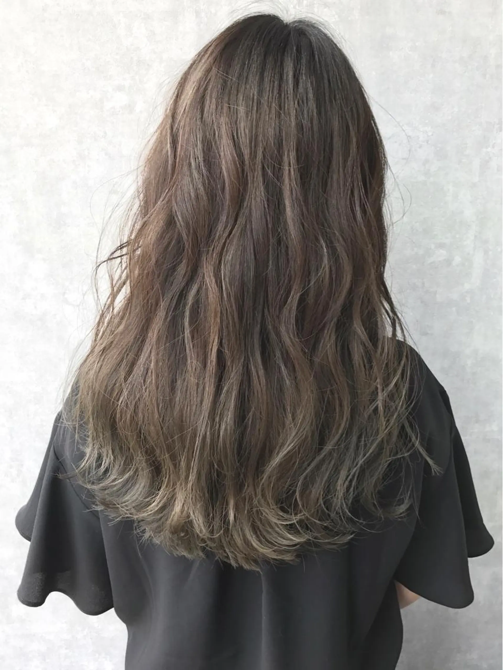 セミロング カラー グレージュ ハイライトカラー ハイライト TOMOYAレイヤー ブリーチ縮毛矯正のヘアスタイル