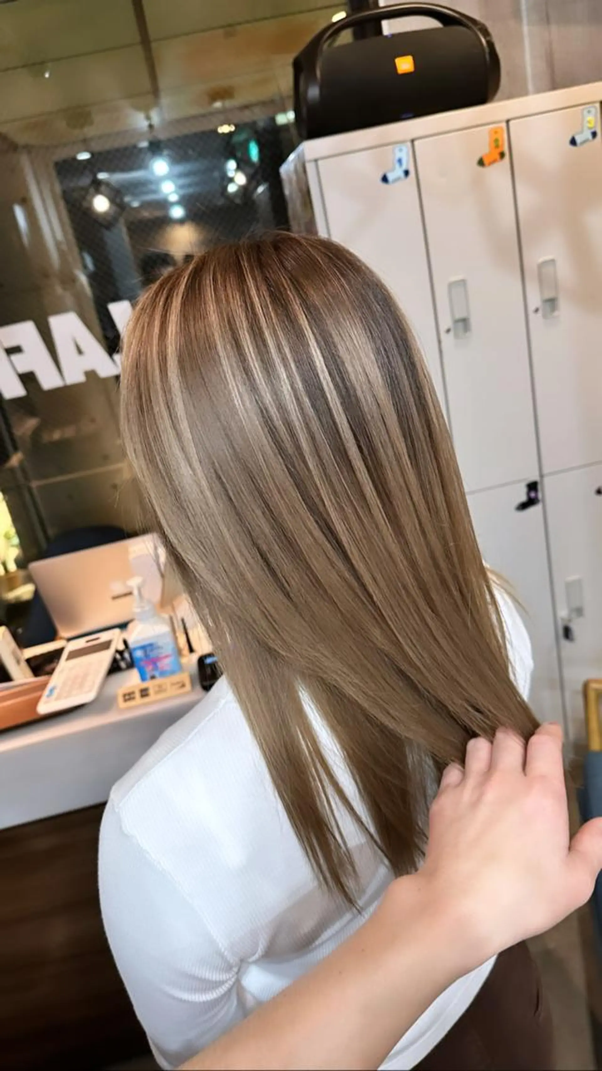 ロング カラー バレイヤージュ レイヤーカット カット ヘアカラー トリートメント ヘアセット 難波ブリーチカラー 伊藤洋輝のヘアスタイル