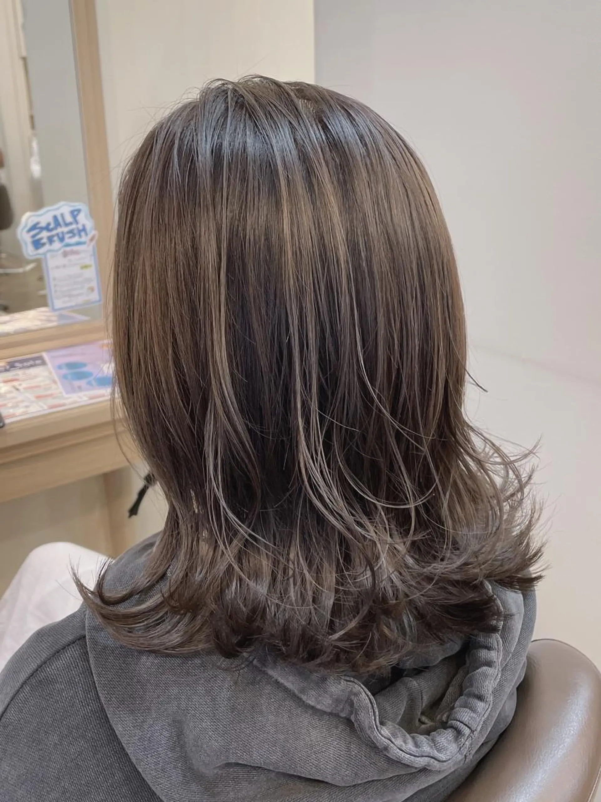 ミディアム カラー アッシュ アッシュグレー ハイライトカラー ハイライト カット ヘアカラー 尚平 髪質改善 大人のデザインカラーのその他イメージ