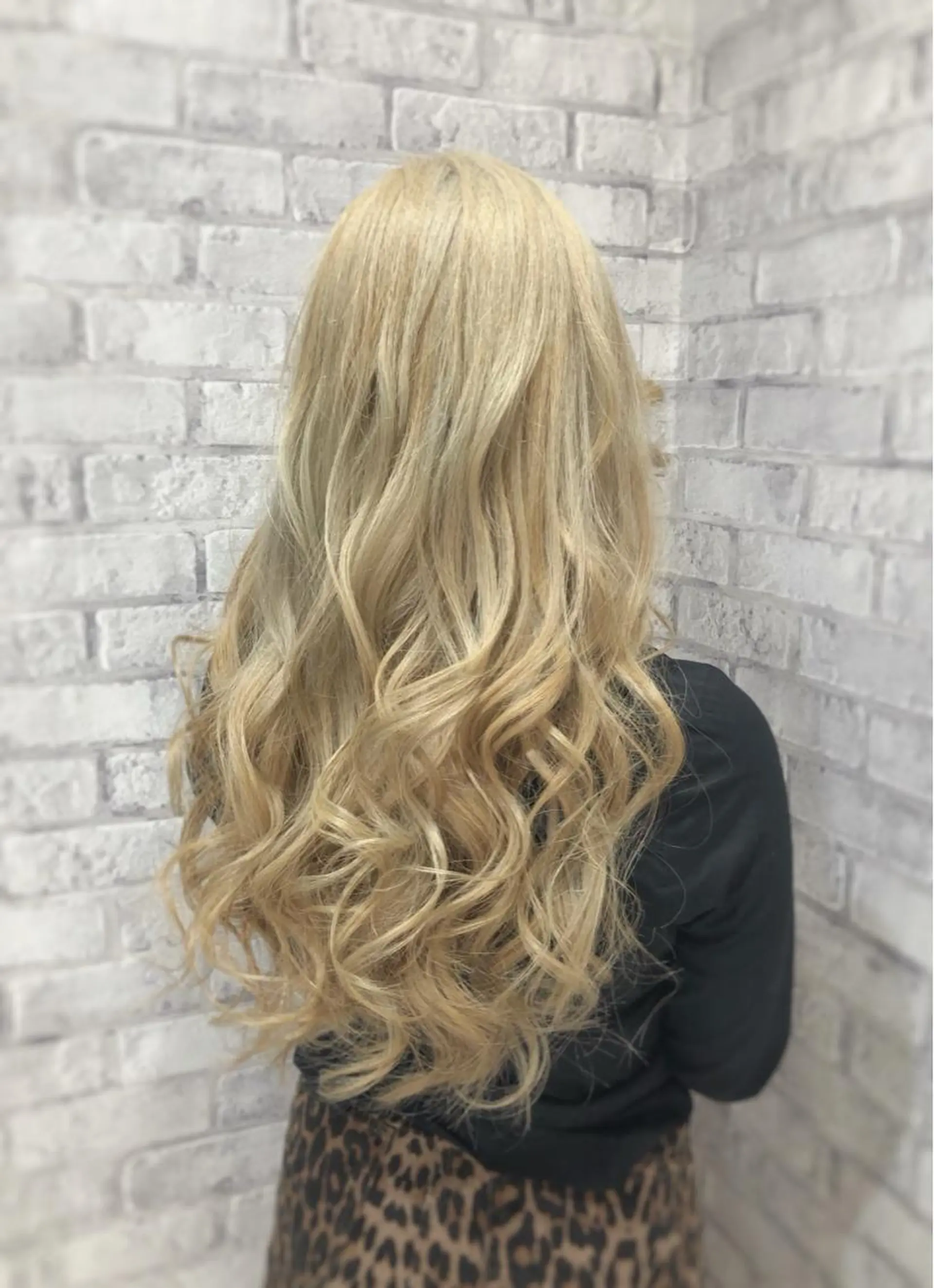 セミロング カラー ヘアアレンジ ブリーチ ブロンド ホワイトブロンド 秋山 幸太のヘアスタイル