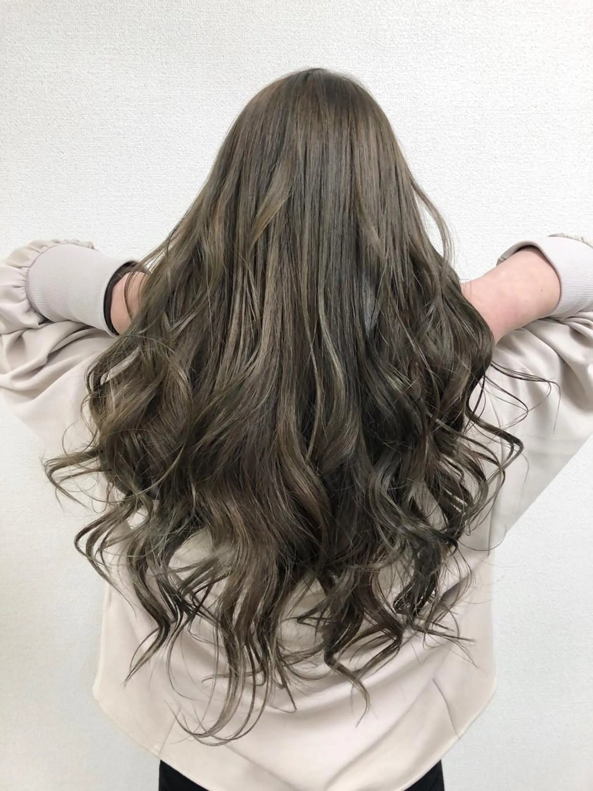 ロング カラー グレージュ ハイライトカラー ハイライト Lee大阪店所属・店長 濱口 花菜 美髪整形のヘアスタイル