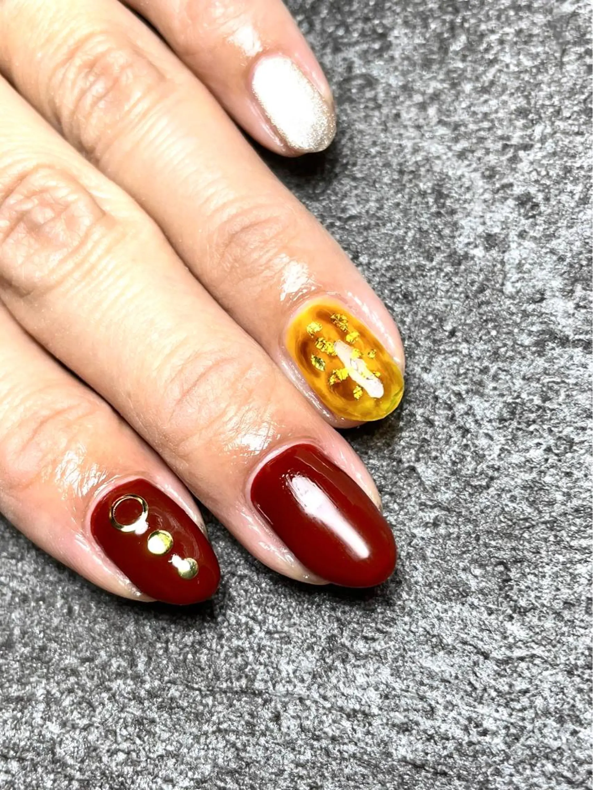 ネイル 赤色 maison de charme Beauté所属・Beaute IORIのネイルデザイン