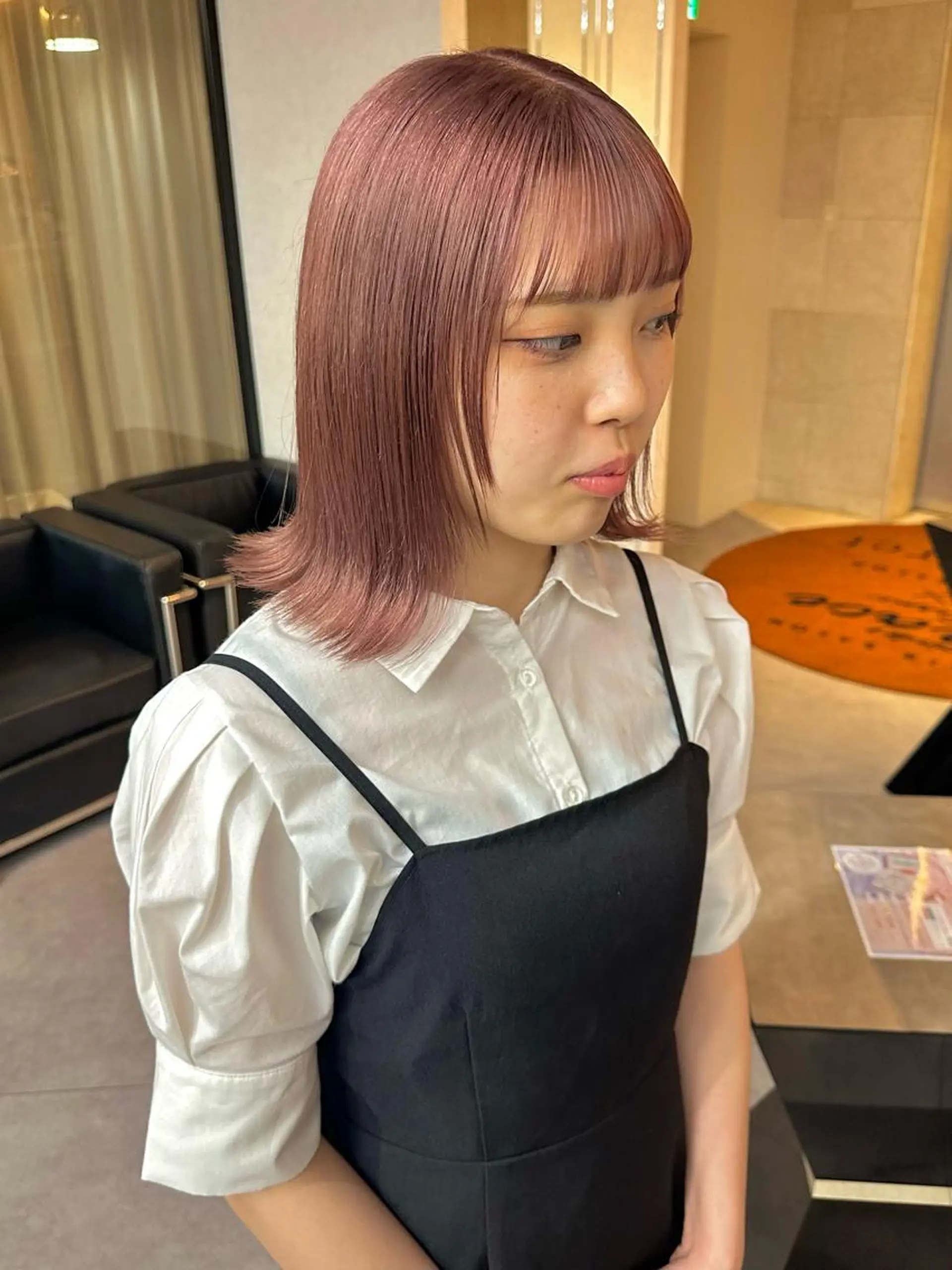 ミディアム カラー パーマ ヘアアレンジ マツエク・マツパ アイブロウ 切りっぱなしボブ ミディアムパーマ アディクシーカラー ミストバング ベージュカラー alo【大阪梅田】所属・【梅田美容室】 中道智紀✂️のヘアスタイル