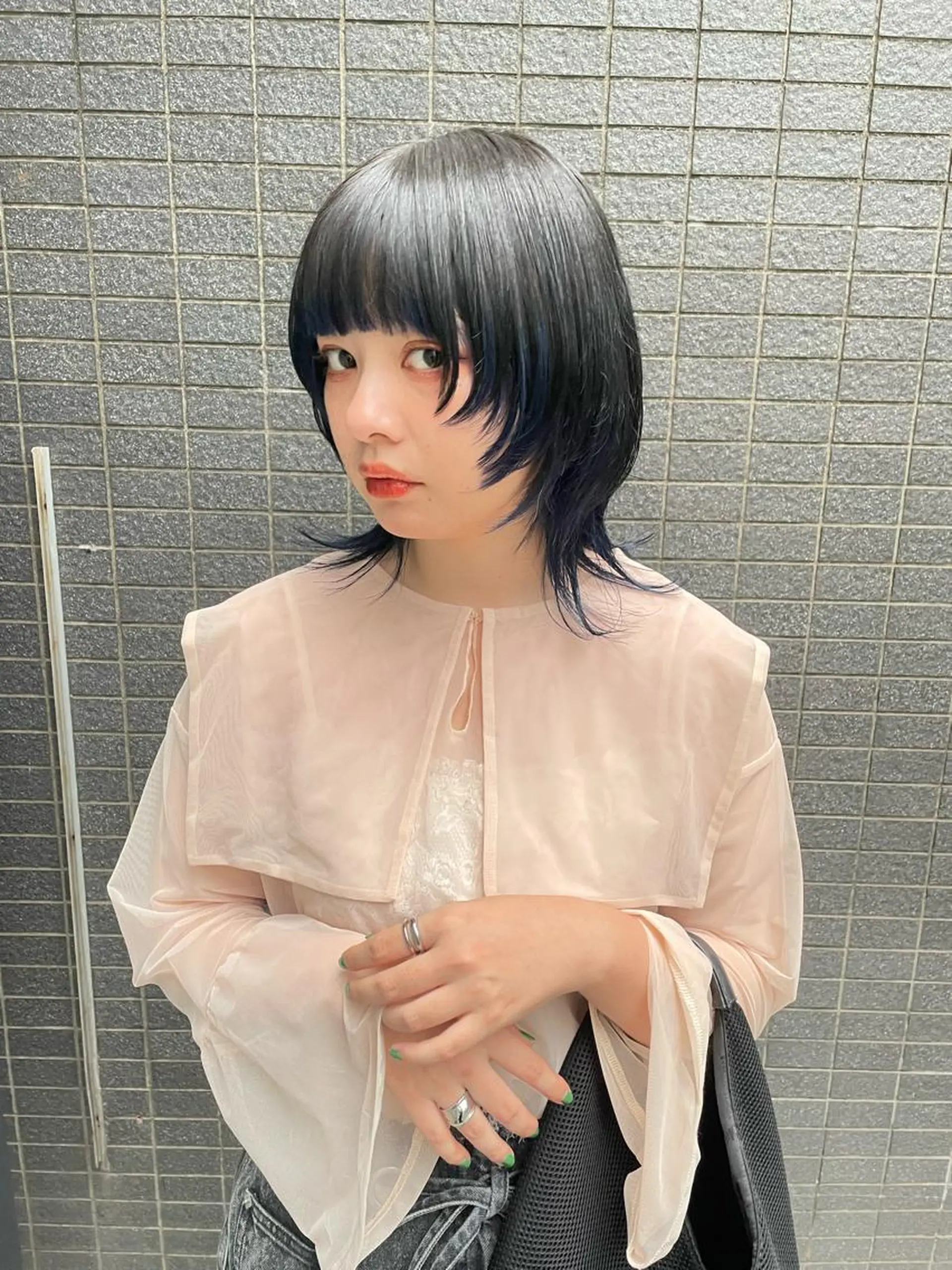 ミディアム カラー パーマ ヘアアレンジ メンズ キッズ ネイル マツエク・マツパ アイブロウ メンズウルフカット ネイビーカラー ウルフカット ネイビー カット ヘアカラー トリートメント tatsumi/ボブ ウルフ/レイヤーのヘアスタイル
