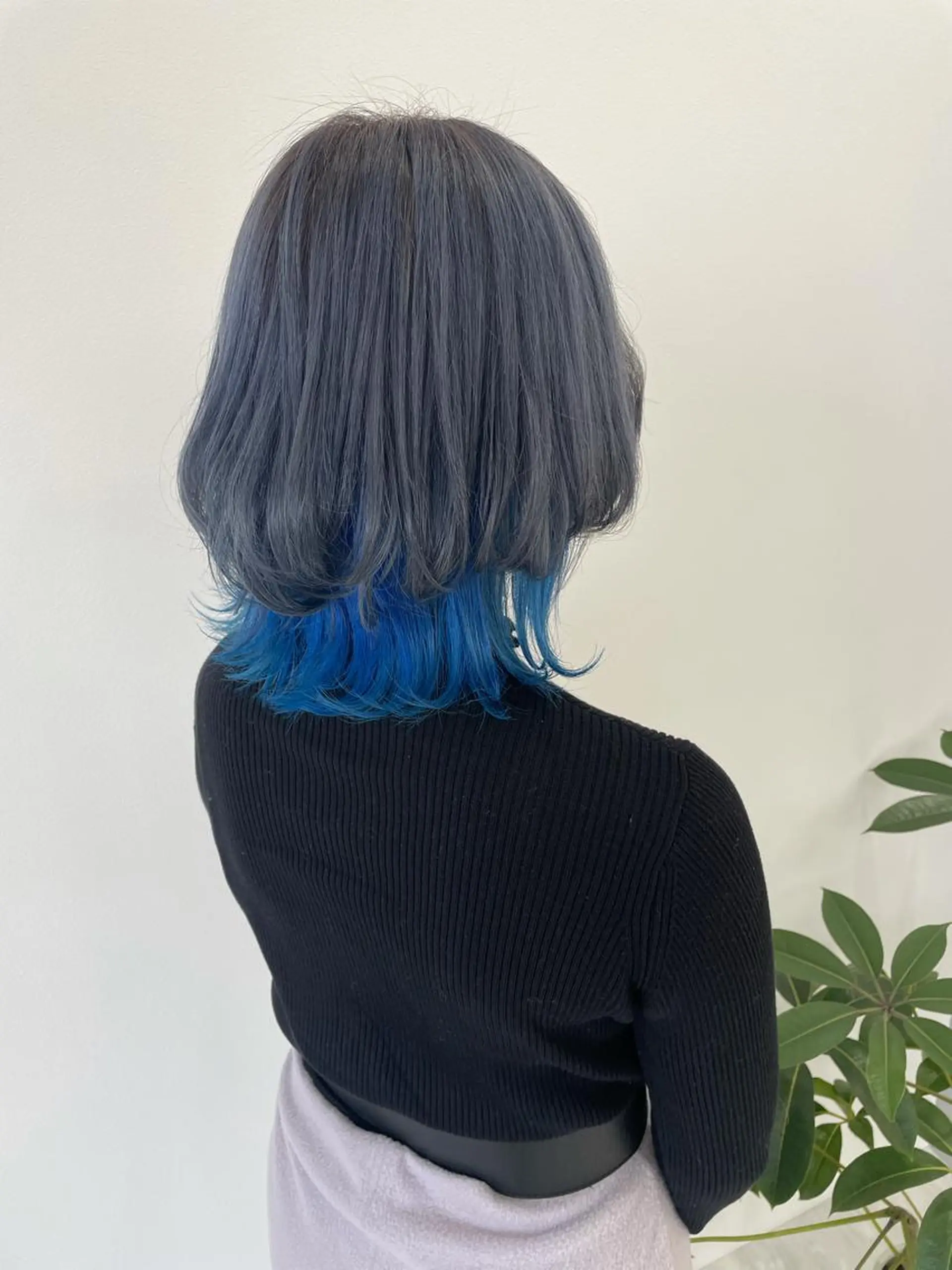 カラー ヘアアレンジ インナーカラー ブリーチ・縮毛矯正 ハイトーン・三島佳音のヘアスタイル
