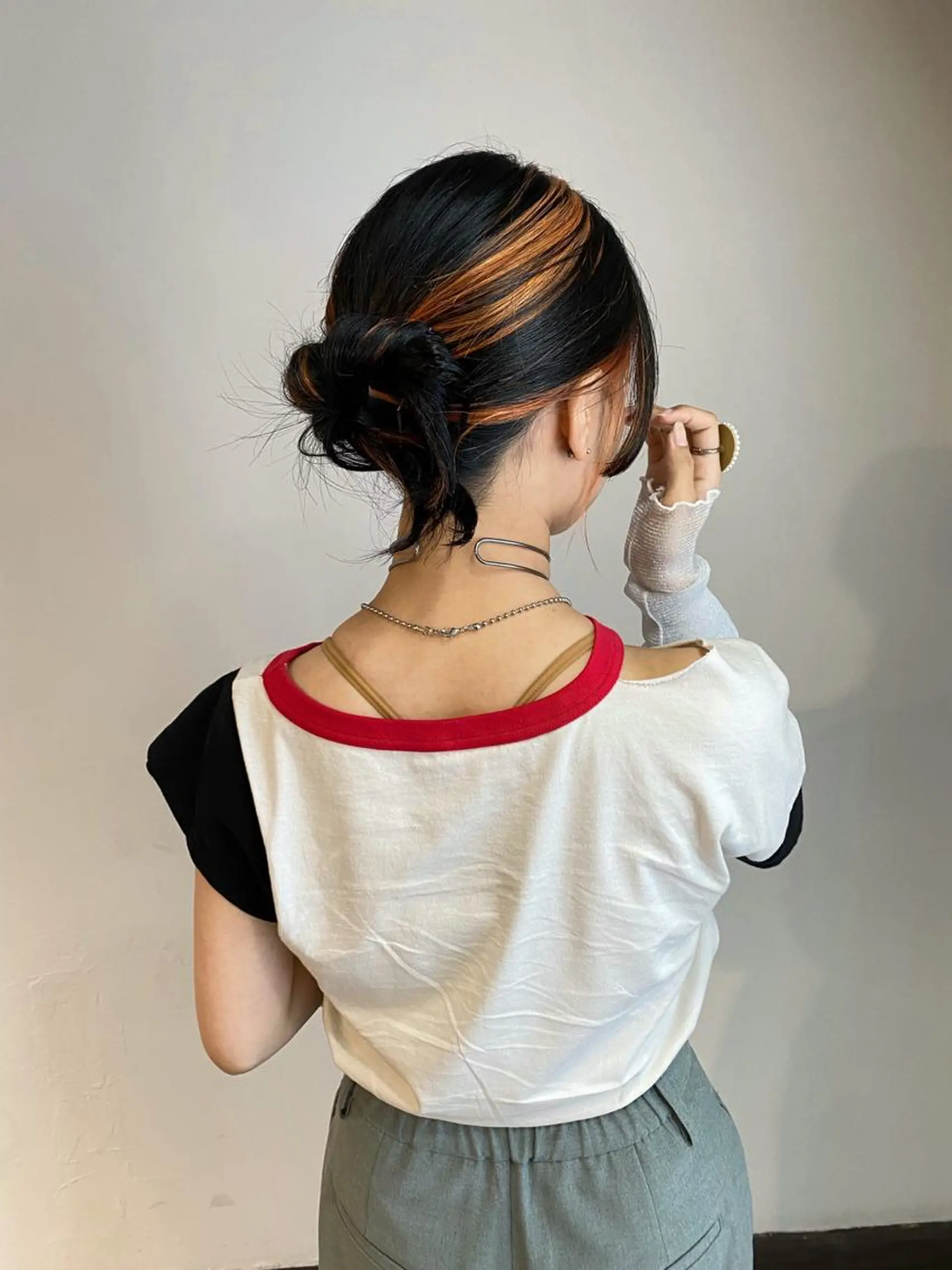 ミディアム カラー ヘアアレンジ 成人式 お団子ヘア デザインカラー ハイライトカラー インナーカラー カット ヘアカラー トリートメント 韓国ヘア×髪質 改善🇰🇷シオリのヘアスタイル