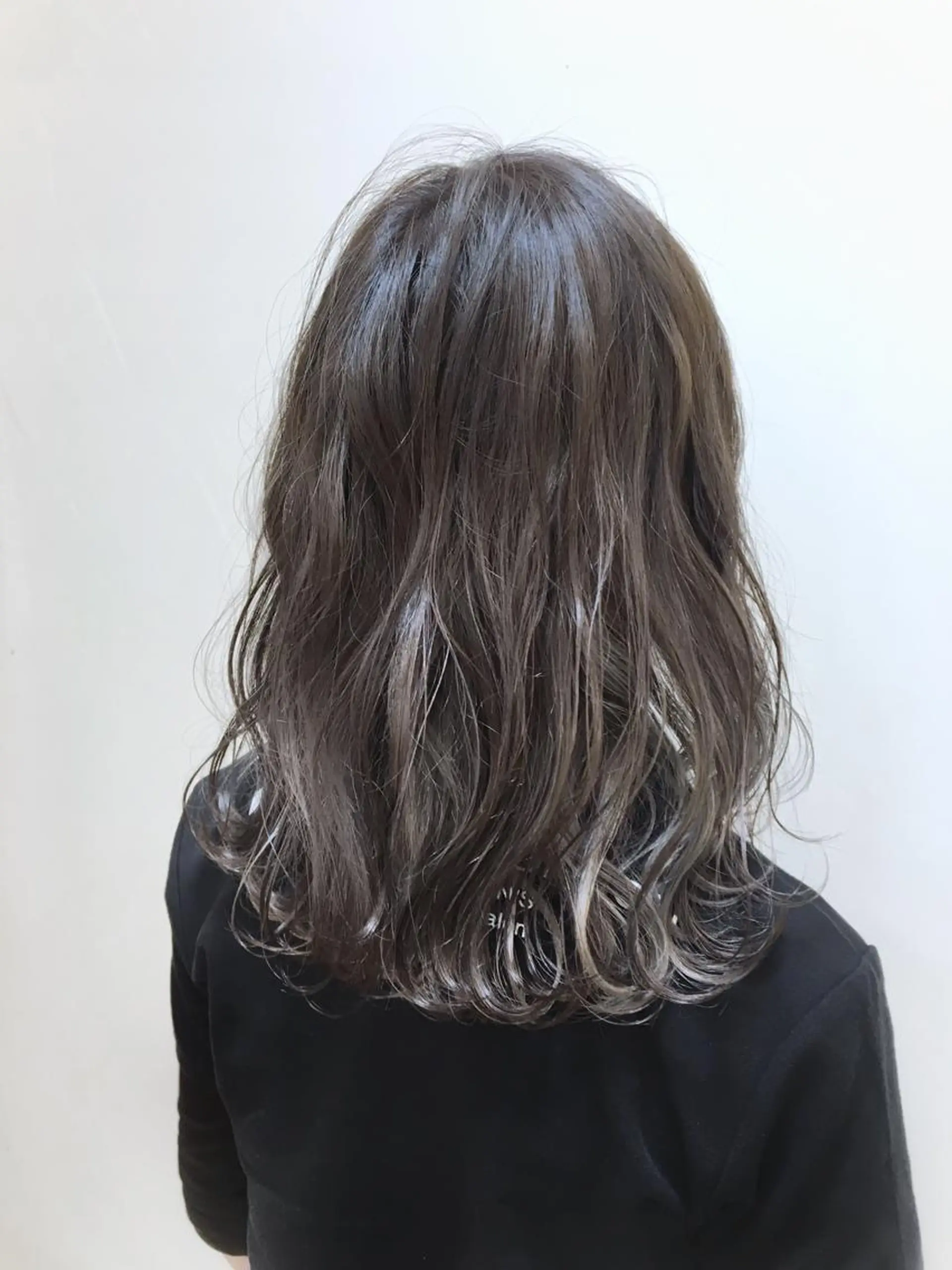 ミディアム カラー ブリーチ グレージュ カット ヘアカラー トリートメント ケアブリーチ 坪井佑樹のヘアスタイル