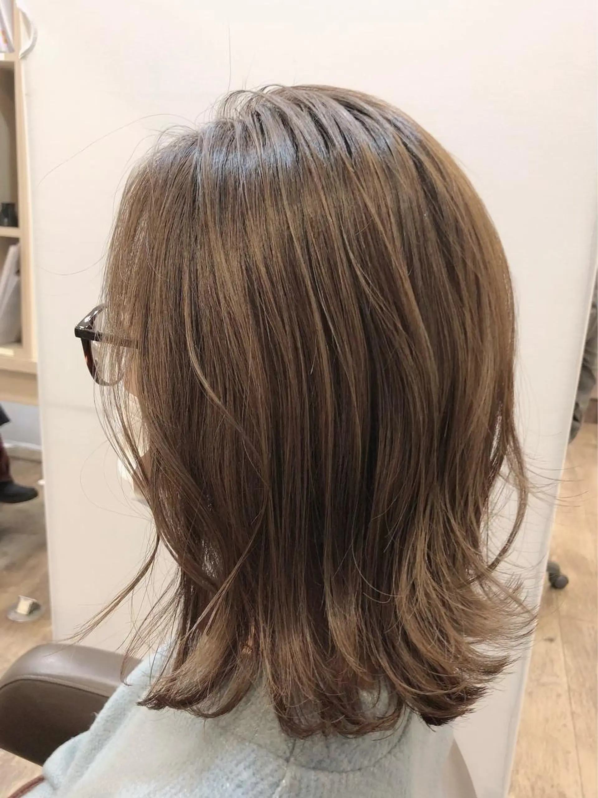ミディアム カラー ベージュカラー ハイライトカラー ハイライト 外ハネヘア カット ヘアカラー 尚平 髪質改善 大人のデザインカラーのその他イメージ