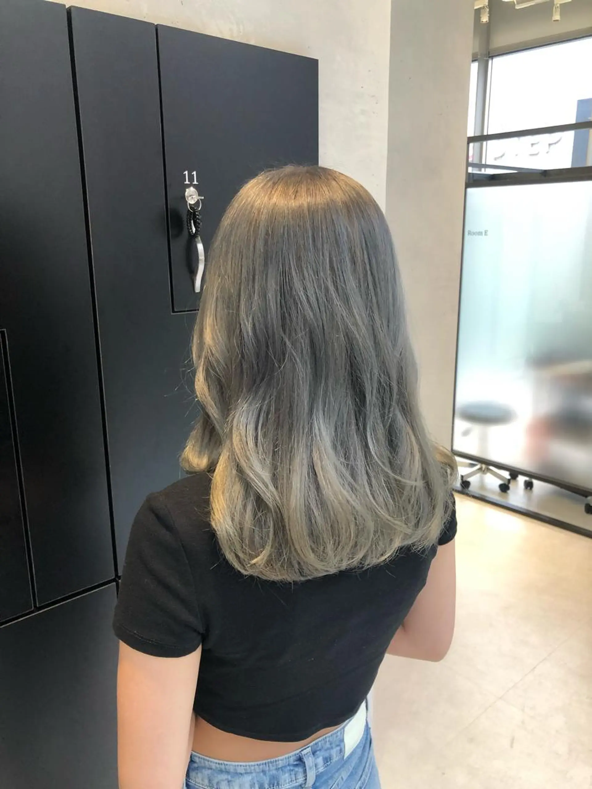 セミロング カラー グレージュ シルバー シルバーグレージュ カット ヘアカラー トリートメント 佐々木 好乃のヘアスタイル