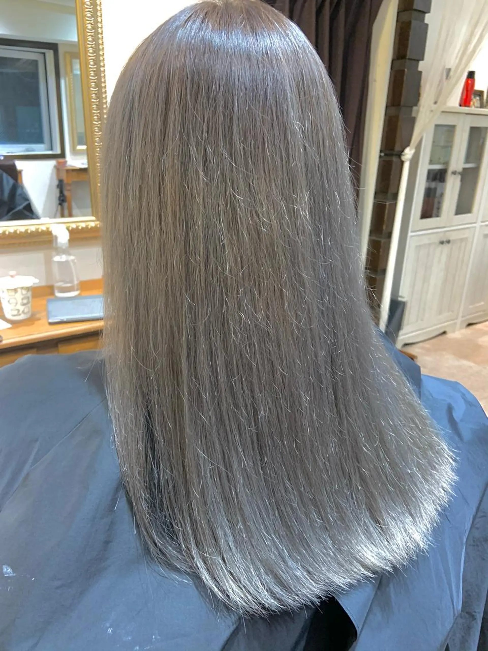 ロング カラー ベージュカラー ブリーチ ハイトーンカラー シルバー シルバーベージュ ♡ma ki♡のヘアスタイル