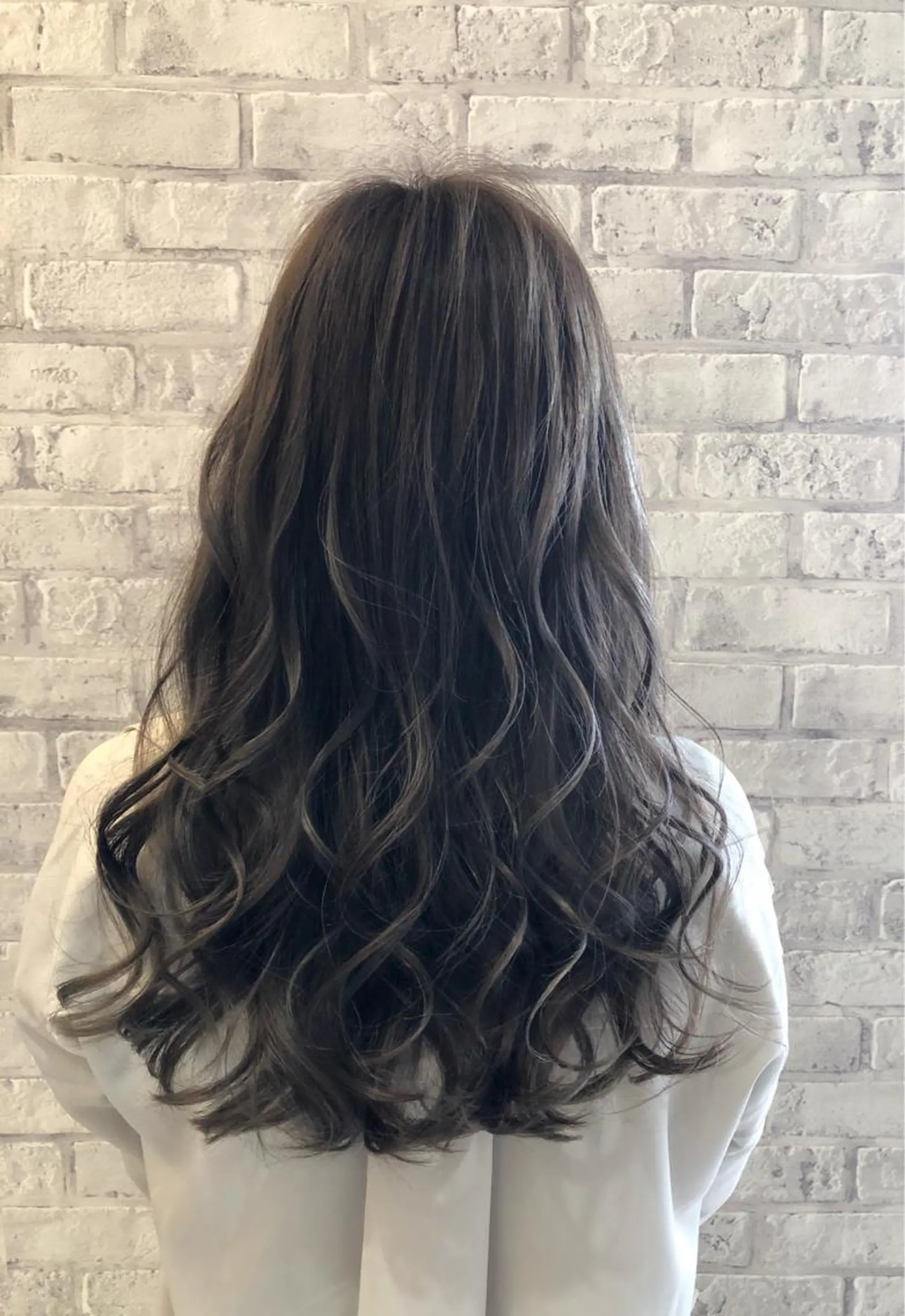 セミロング カラー ヘアアレンジ グレージュ ハイライトカラー ハイライト ヘアカラー トリートメント 秋山 幸太のヘアスタイル