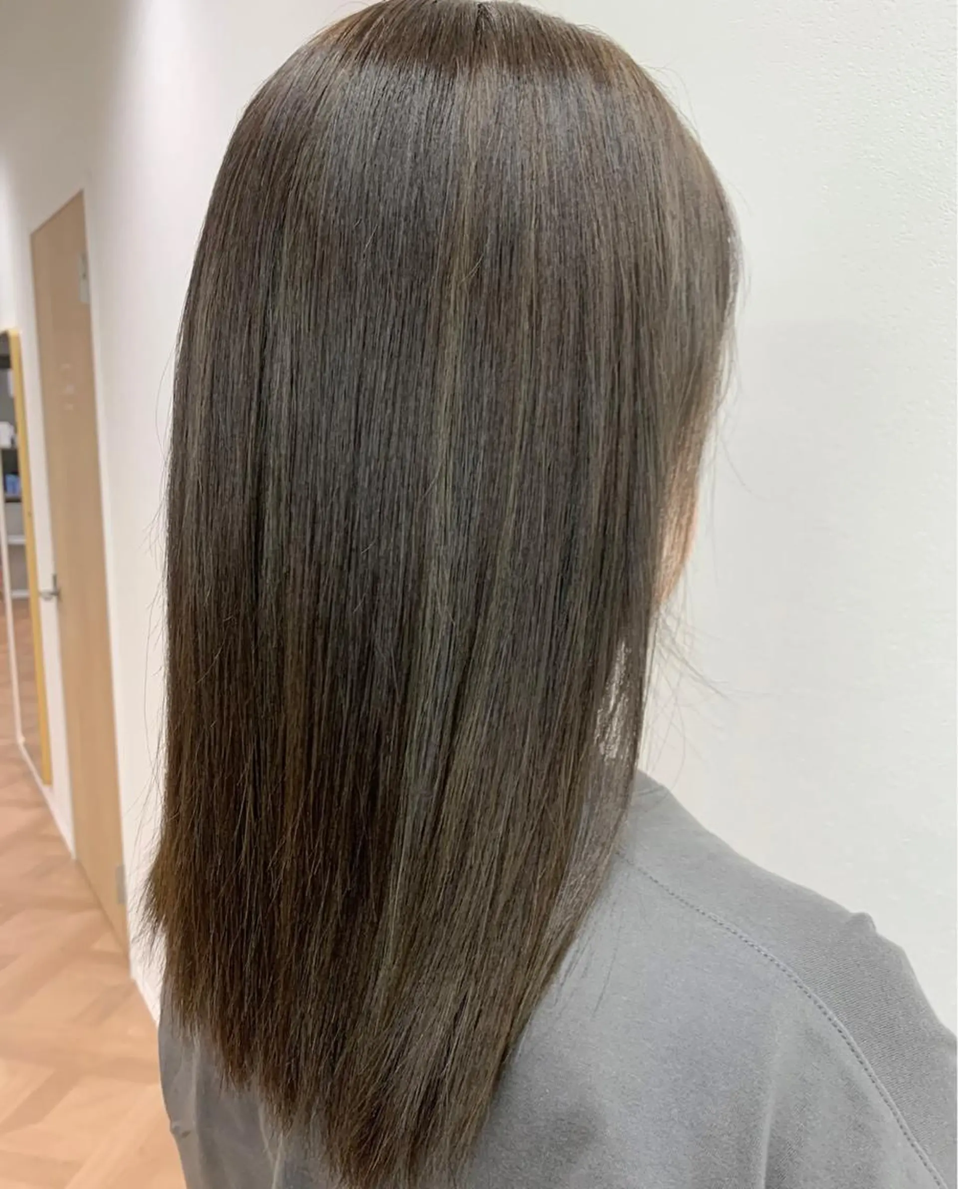ミディアム カラー グレージュ ハイライトカラー オリーブグレージュ オリーブグレー ハイライト 佐々木 有彩のヘアスタイル