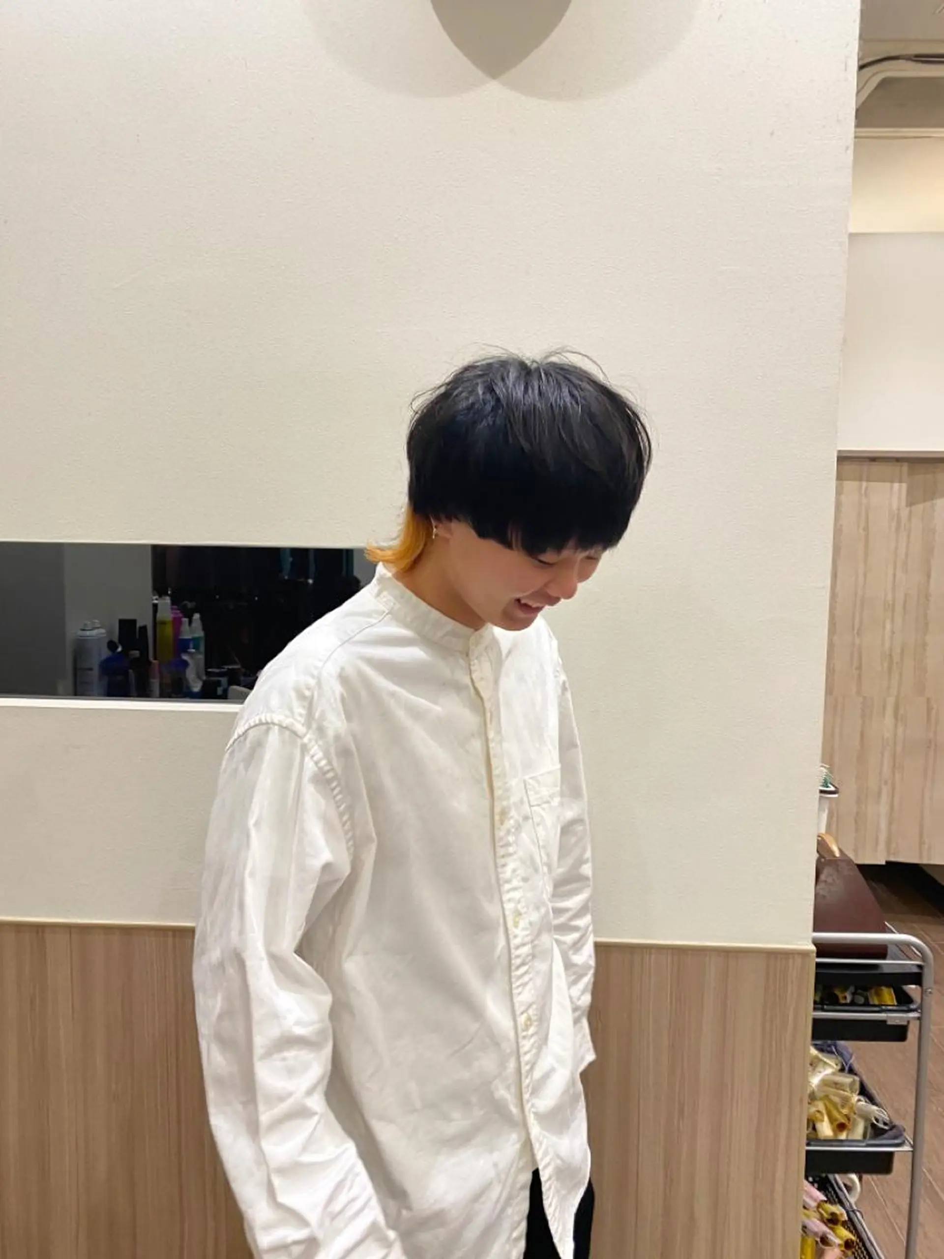 カラー メンズ メンズブリーチ メンズインナーカラー ブリーチ イヤリングカラー インナーカラー hair lab toiro wisteria所属・佐藤 功真のヘアスタイル
