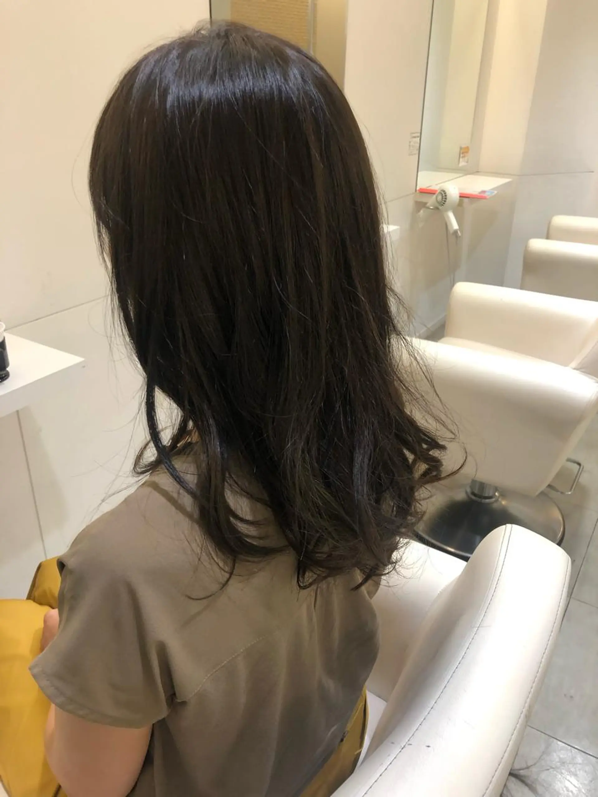 セミロング アッシュ ヤマモト マイのヘアスタイル