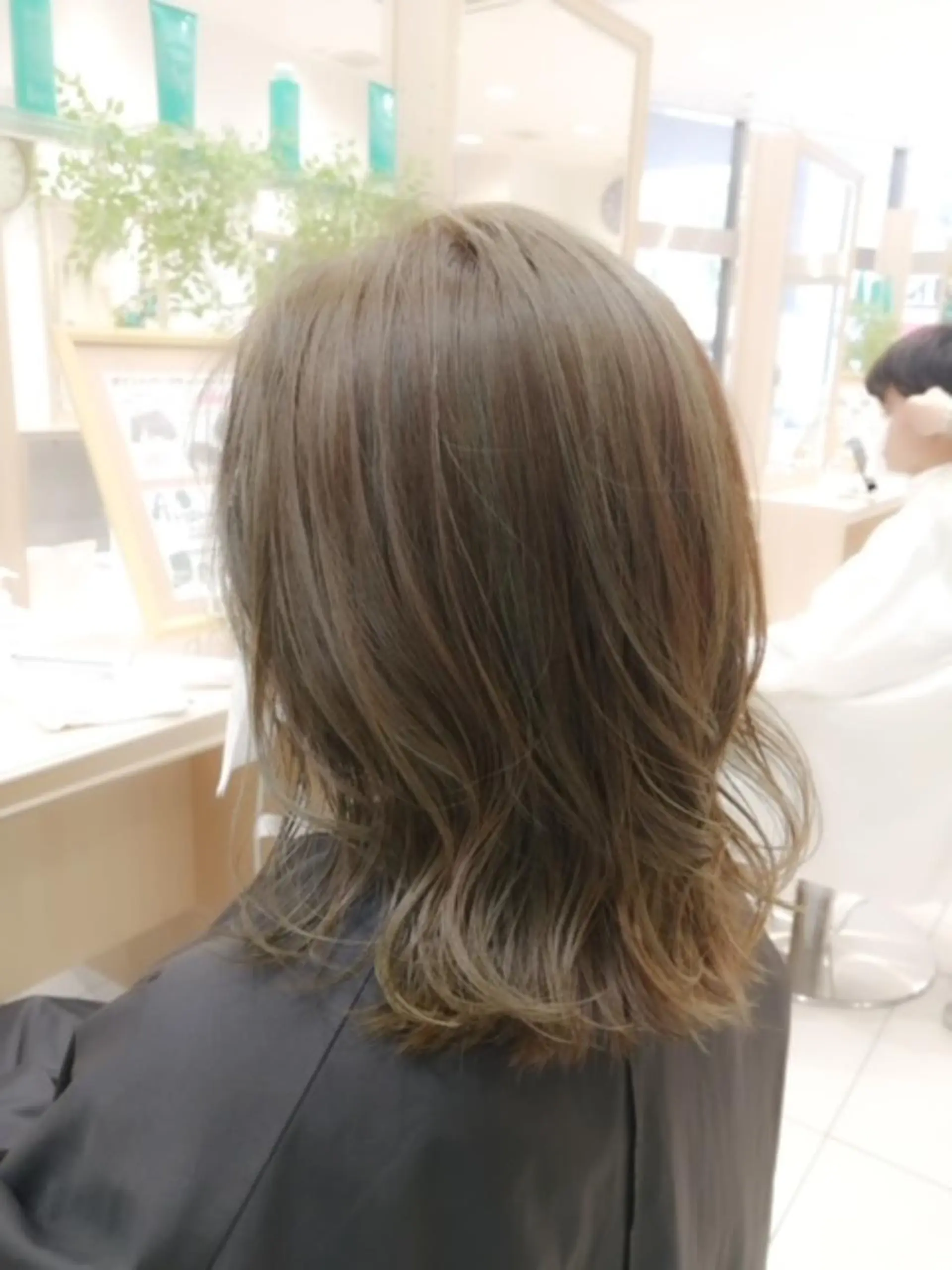セミロング カラー 透明感カラー ハイライトカラー ハイライト 森 瑠海のヘアスタイル
