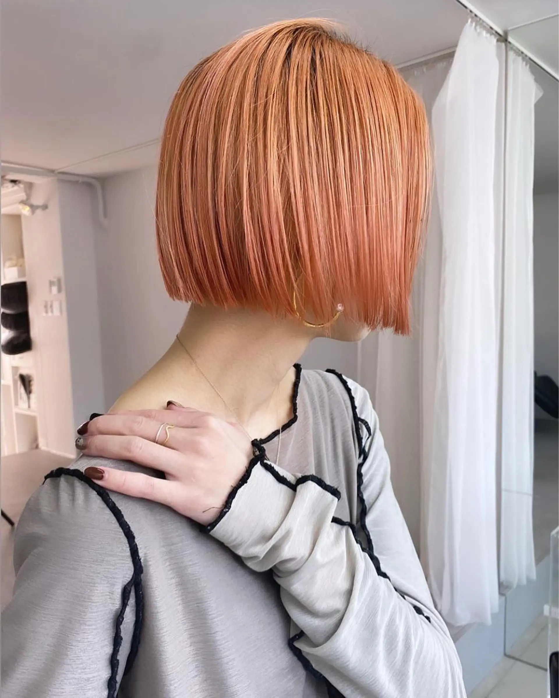 ショート カラー ハイトーンカラー オレンジ オレンジピンク ピンクカラー ボブ カット ヘアカラー 鈴木 漱一郎のヘアスタイル