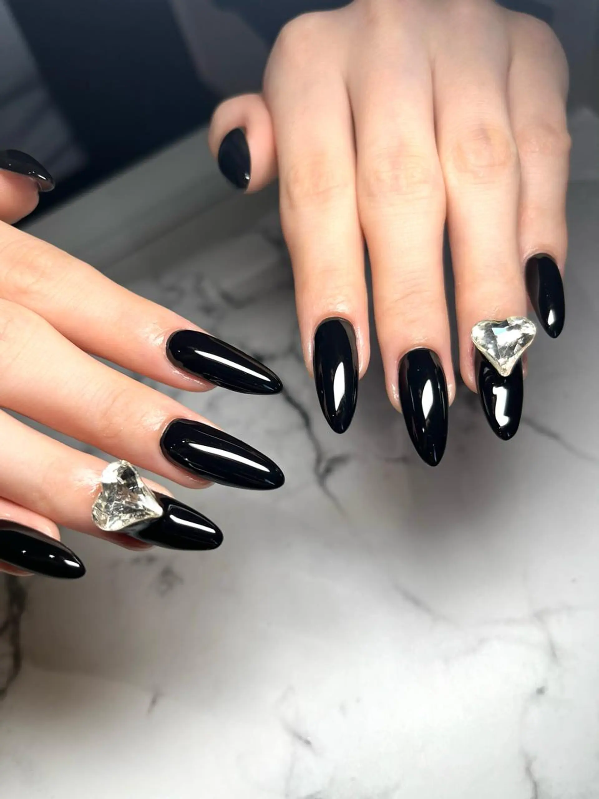 ネイル フットネイル フレンチネイル ジェルネイル ラメ(グリッター) ラメグラデーション ハンドネイル NEO Beauty Salon所属・𝐍𝐄𝐎 𝐉𝐔𝐑𝐈のネイルデザイン