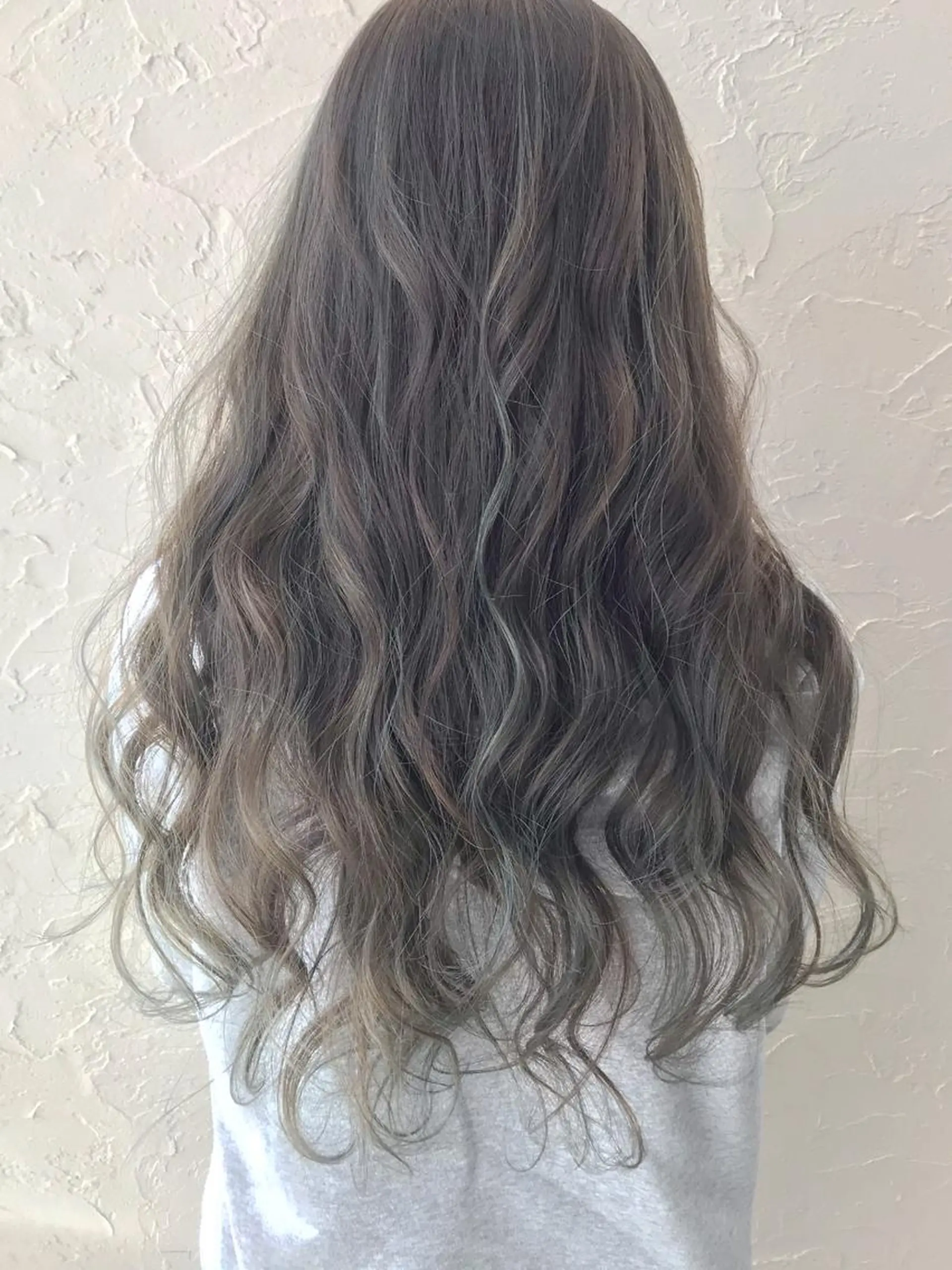 ロング カラー グレージュ ハイライトカラー オリーブグレージュ オリーブグレー ハイライト 加納 慶治郎のヘアスタイル