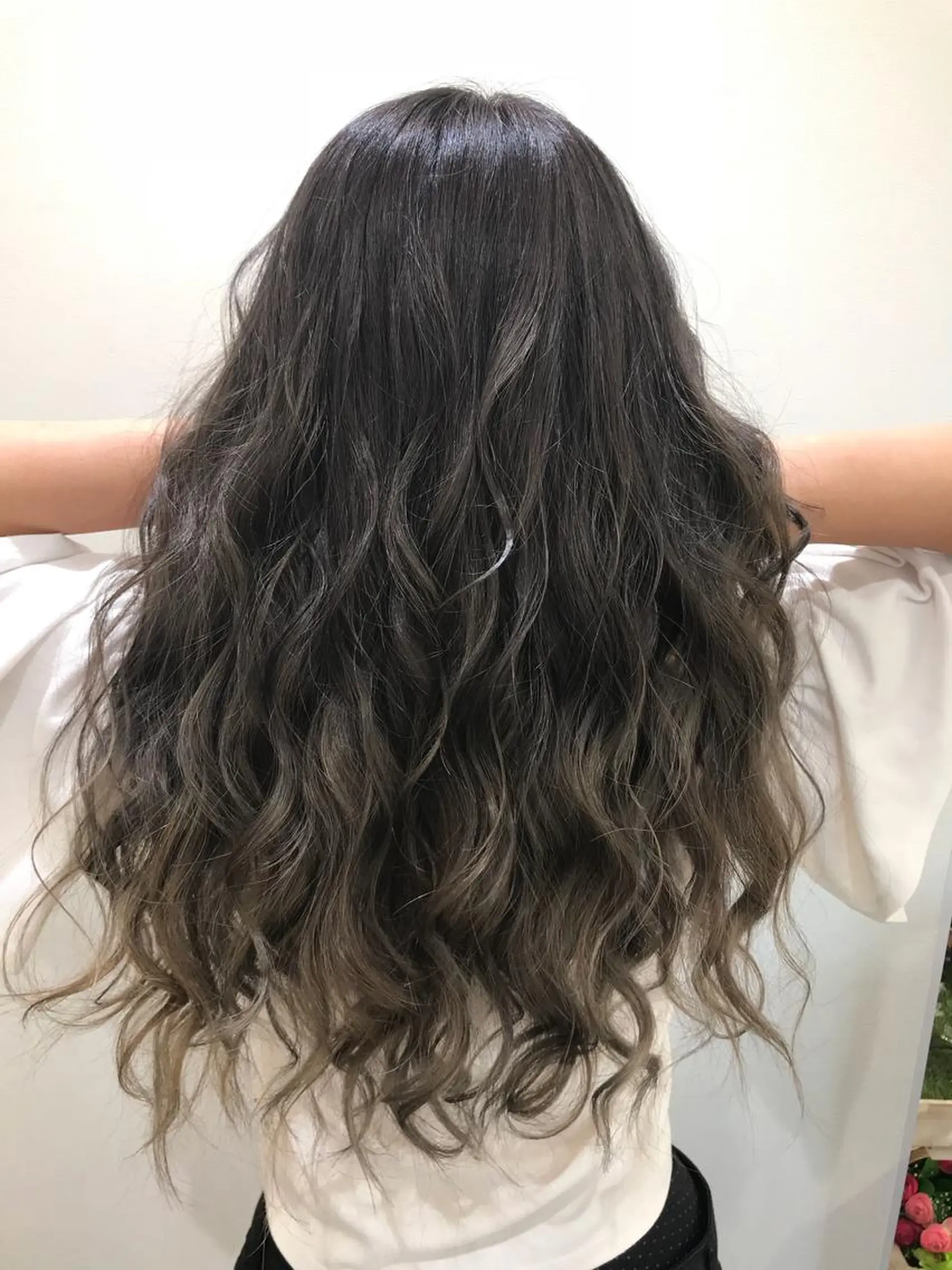 ロング カラー グラデーションカラー グレージュ 清藤 綾のヘアスタイル