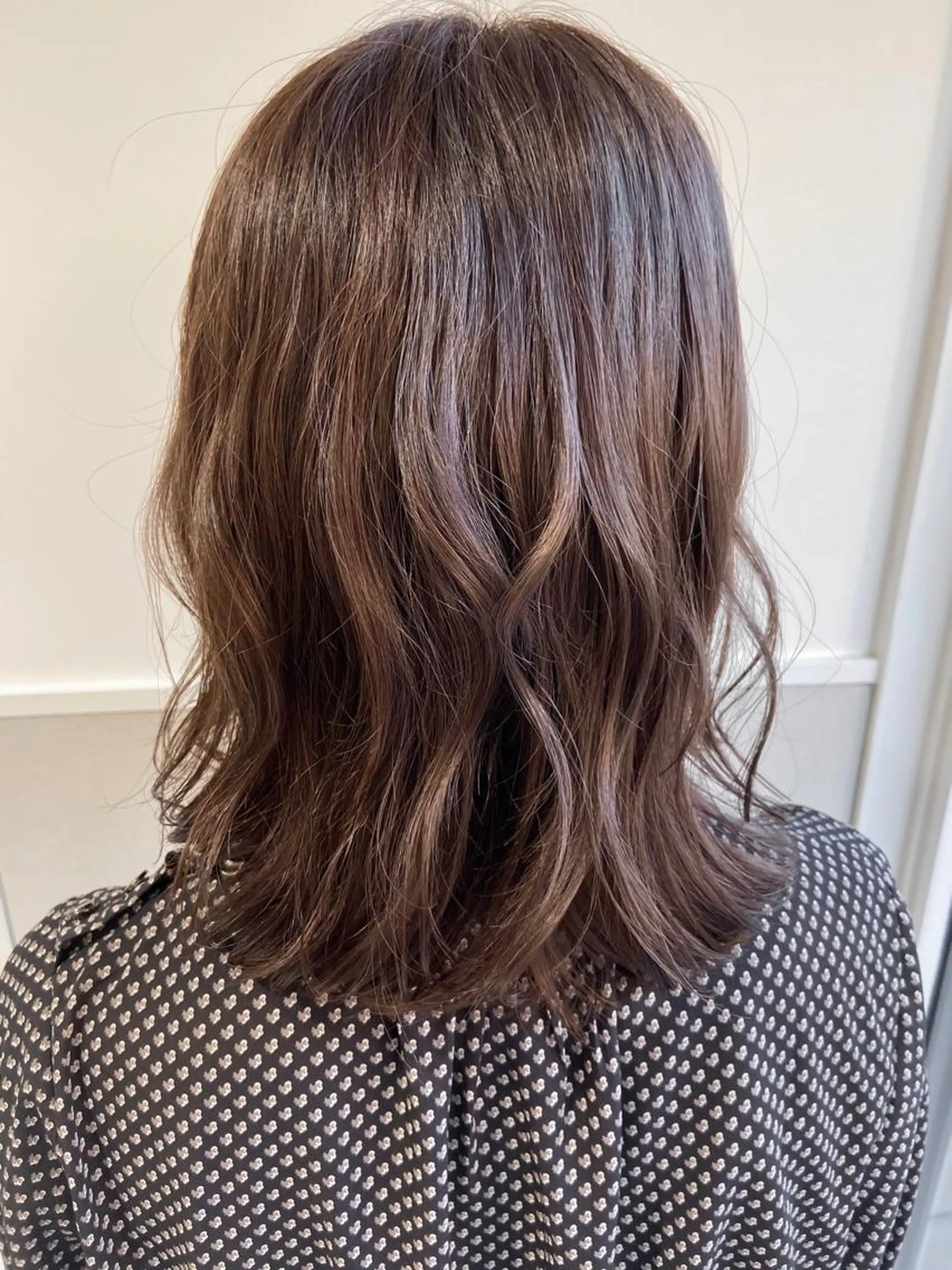 ミディアム カラー アッシュ ベージュカラー パープルカラー パープルアッシュ カット ヘアカラー SALOWIN所属・小栗 麻衣のヘアスタイル
