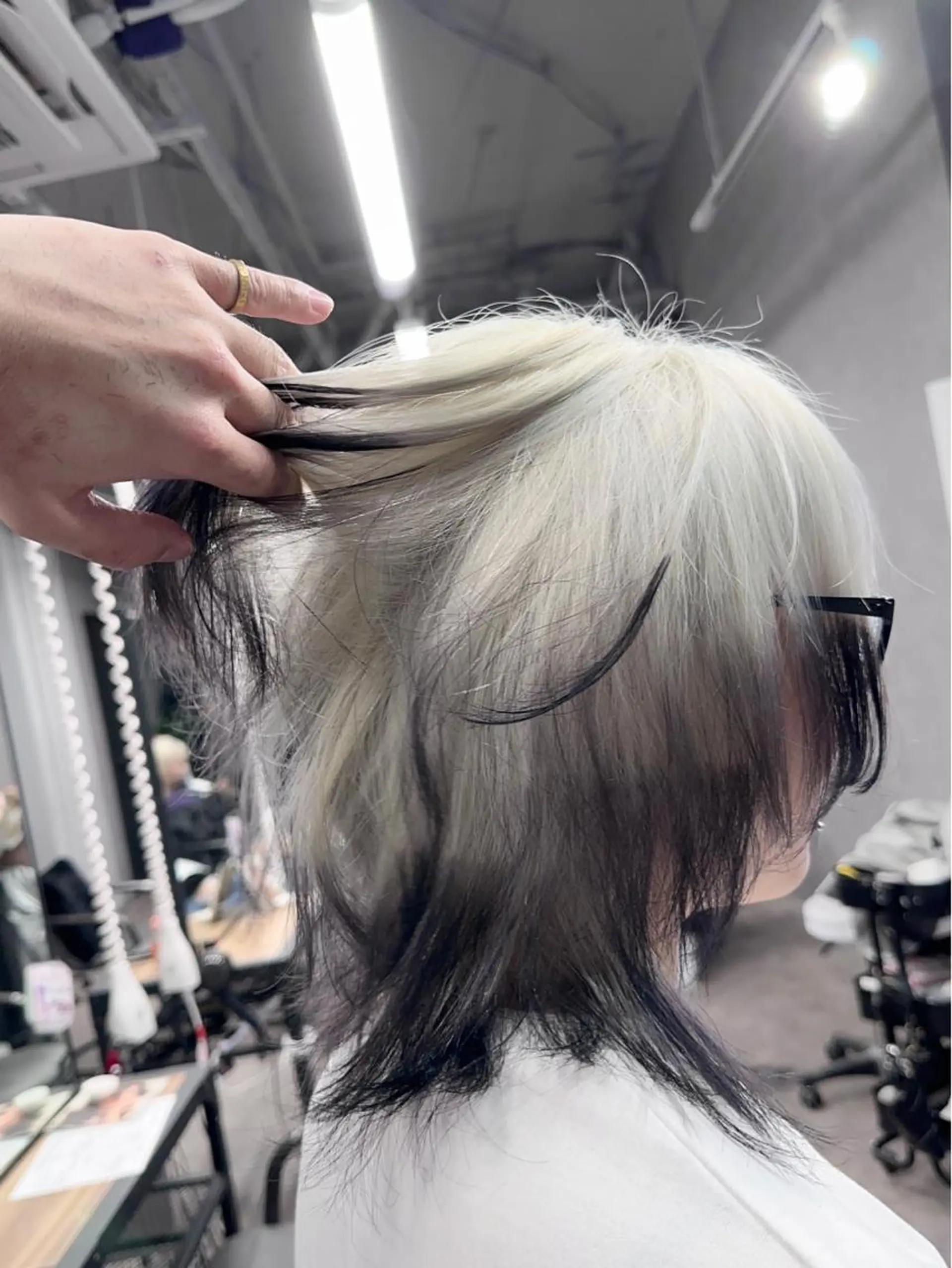セミロング 前髪カット🩶レイヤ ー🩶ハイトーン🩶のヘアスタイル
