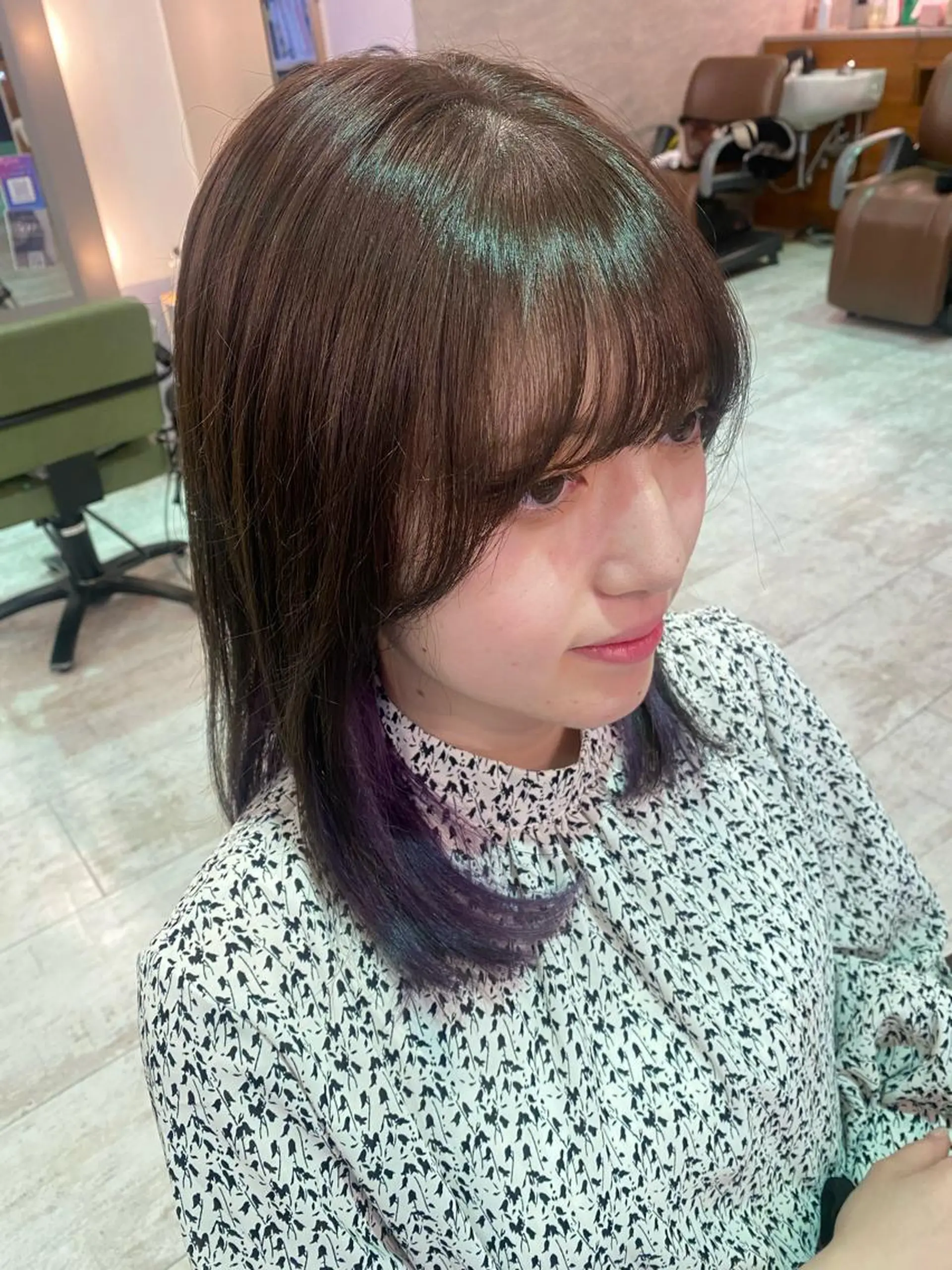 セミロング カラー ブラウンカラー グレージュ バイオレットカラー 佐々木 雪菜のヘアスタイル