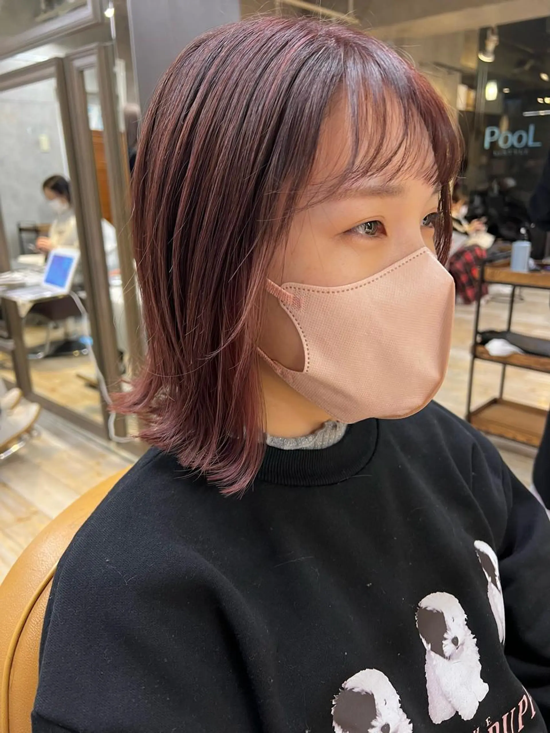 ショート カラー ヘアアレンジ ミストバング ベージュカラー イヤリングカラー  フェイスフレーミング ピンクカラー サナ🌱 切りっぱなしボブのヘアスタイル