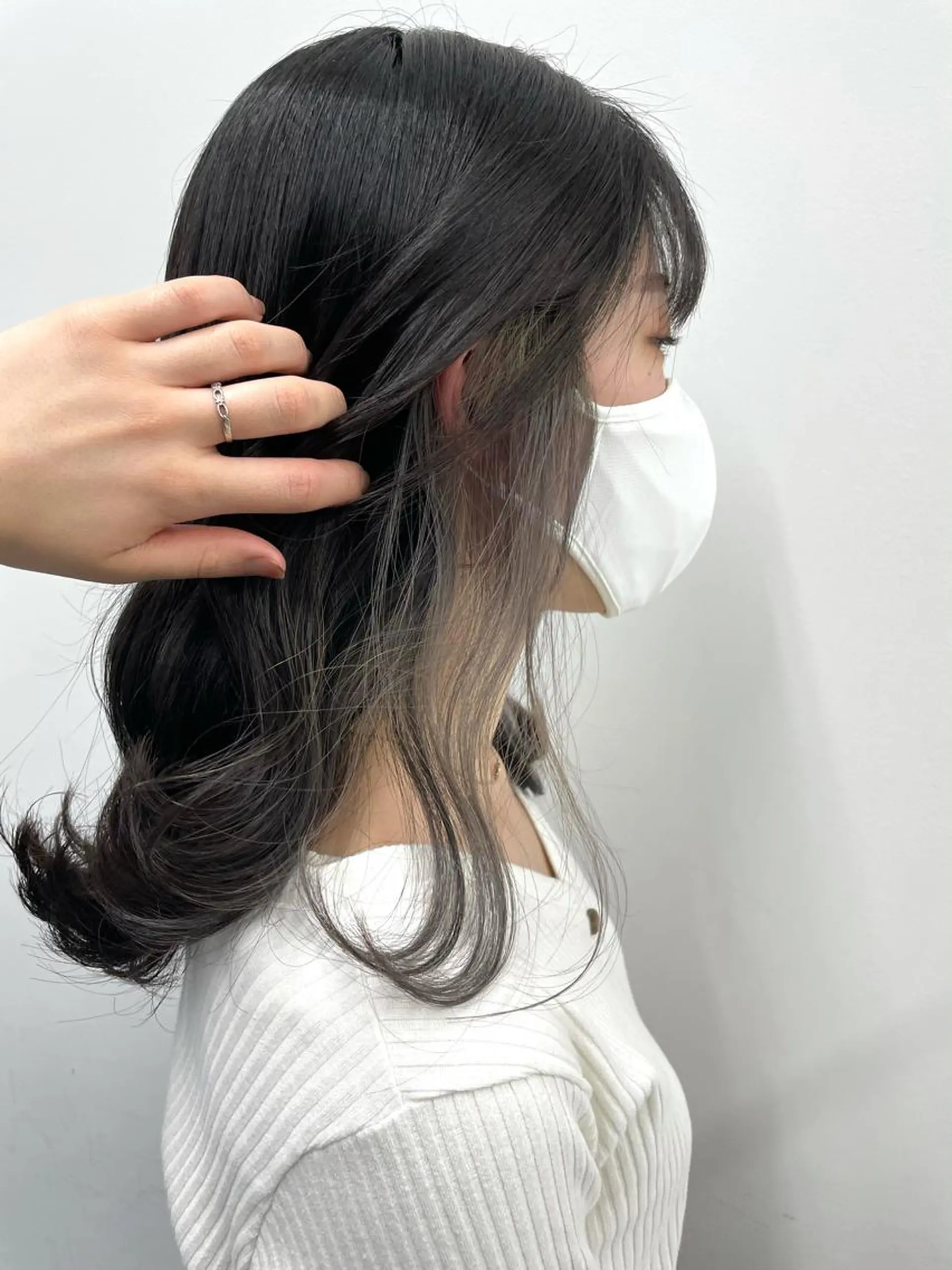 ミディアム カラー ヘアアレンジ ブリーチ インナーカラー シルバー ヘアカラー トリートメント 🦄インナーカラー 🦄貫井彩花のヘアスタイル