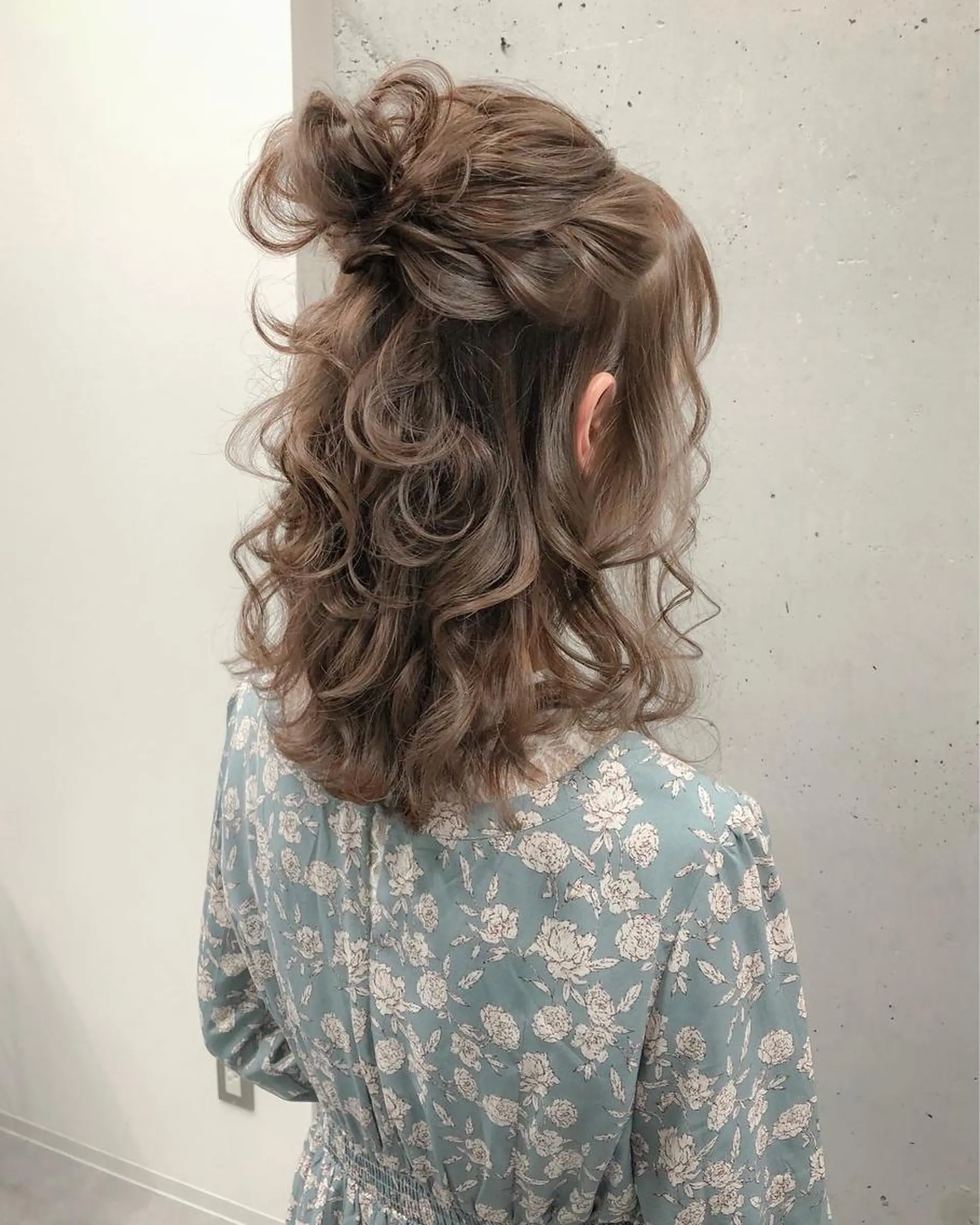 ミディアム カラー ヘアアレンジ ハーフアップ お団子ヘア autre所属・大久保 ひでなりのヘアスタイル