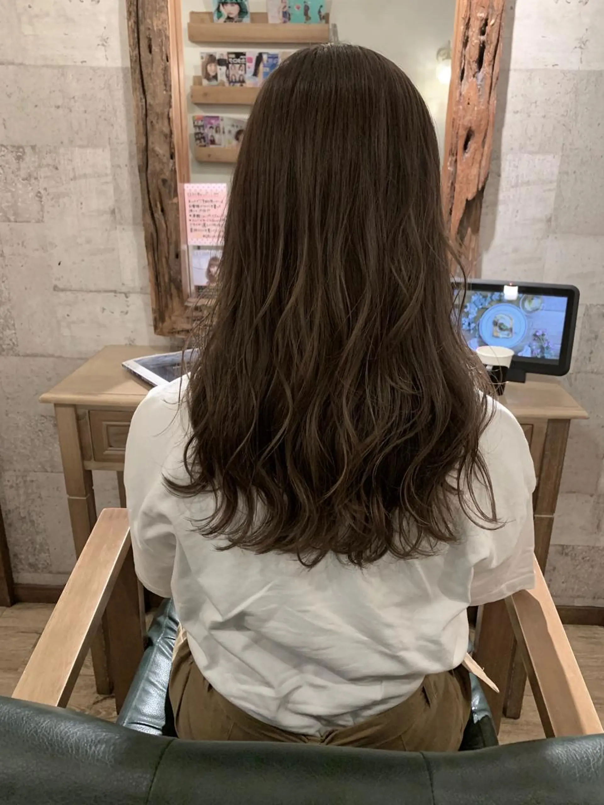 セミロング カラー アッシュ ベージュカラー ブリーチ 透明感カラー ハイライトカラー ヘアカラー トリートメント SALOWIN(サロウィン)広島並木通り所属・田村和範/似合わせ カラー/縮毛矯正のヘアスタイル