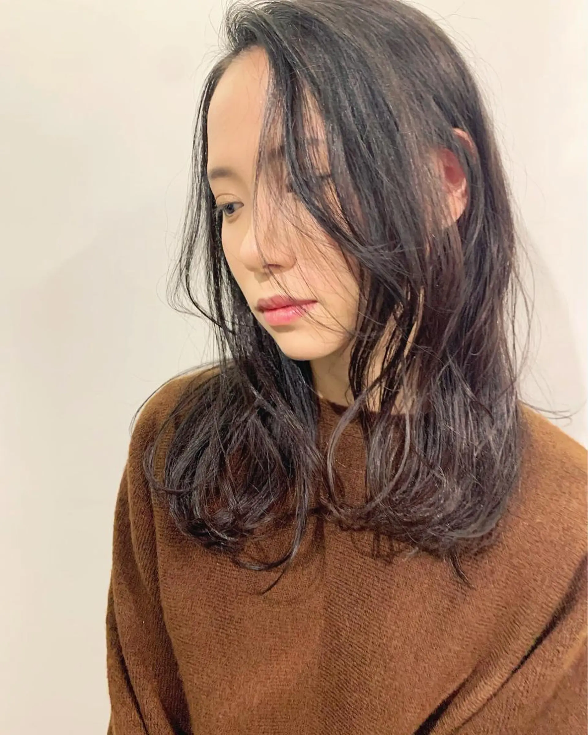 セミロング カラー ヤマグチ リョウのヘアスタイル
