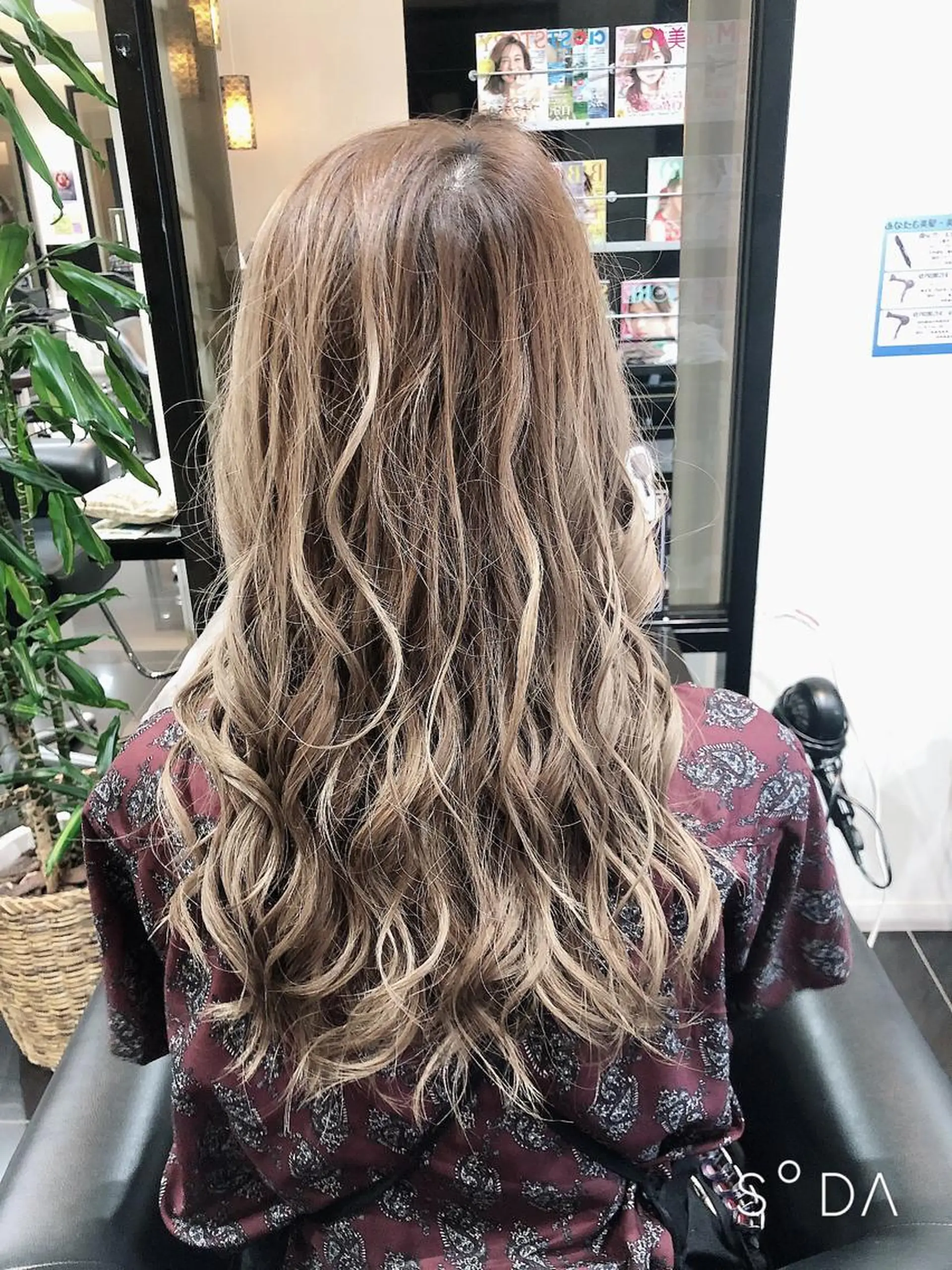 ロング カラー ヘアアレンジ ベージュカラー ハイライトカラー ミルクティーベージュ ハイライト ヘアカラー トリートメント adept北千住店所属・✨髪質改善＆ボブ✨ 近藤 凌のヘアスタイル