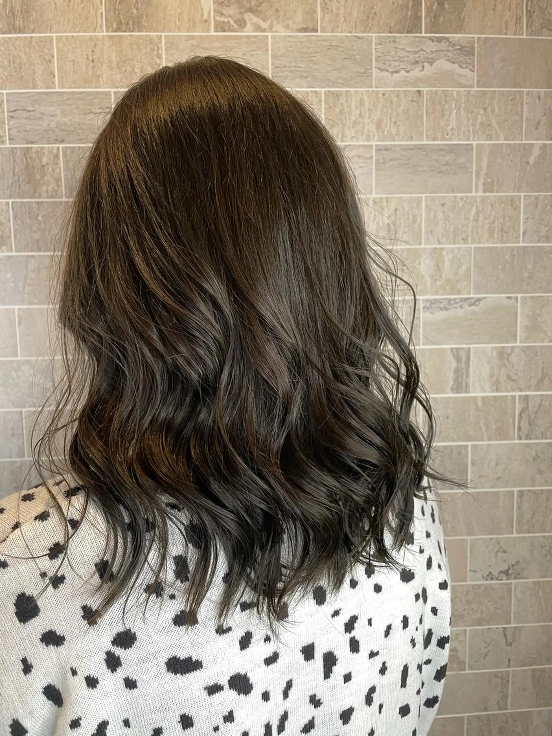 ミディアム 栗林 茉那のヘアスタイル