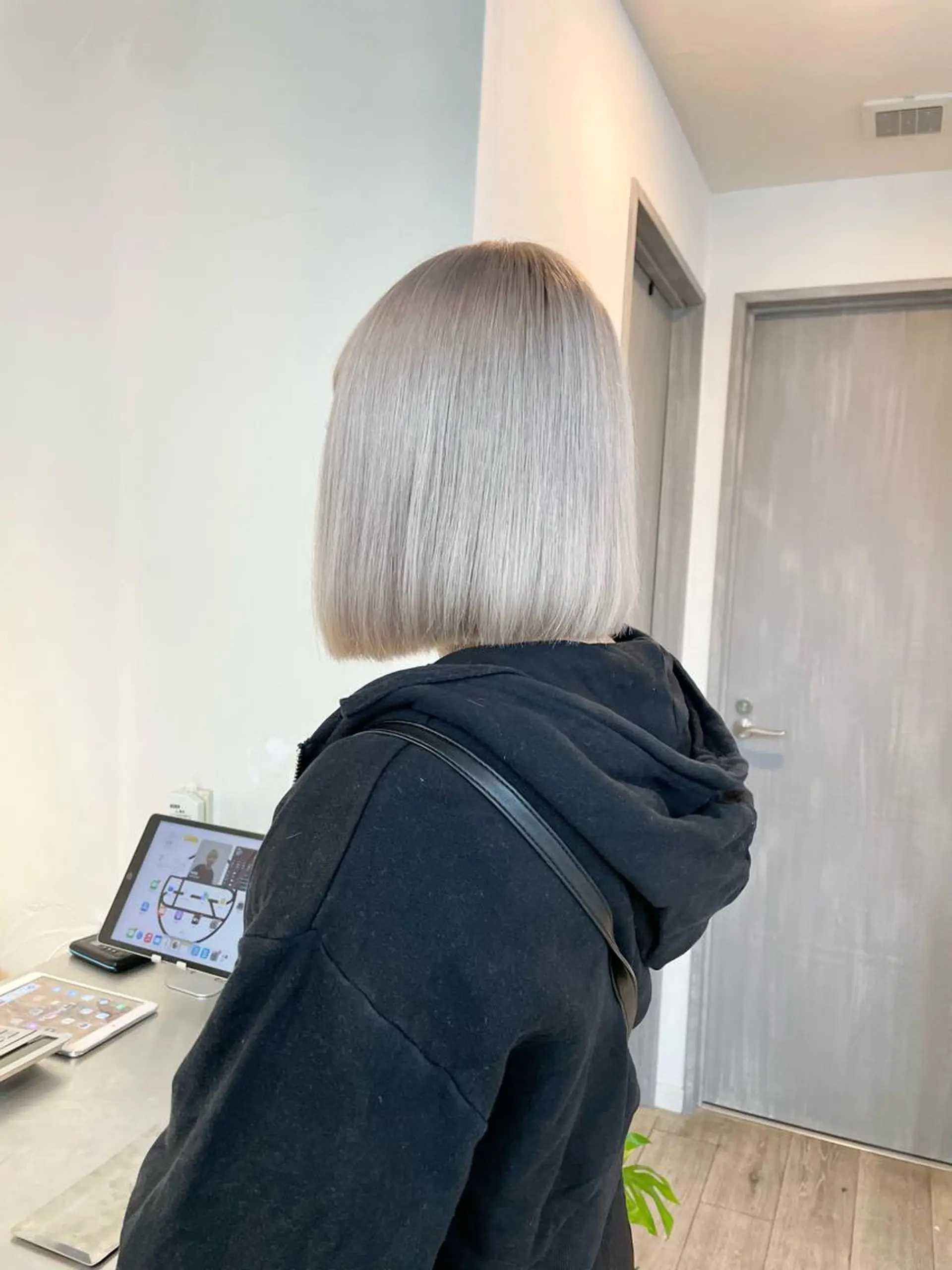 ショート カラー シルバー ホワイトシルバー ヘアカラー トリートメント ヘアセット meme原宿所属・ブロンド・ハイトーン ／遠藤将太のヘアスタイル