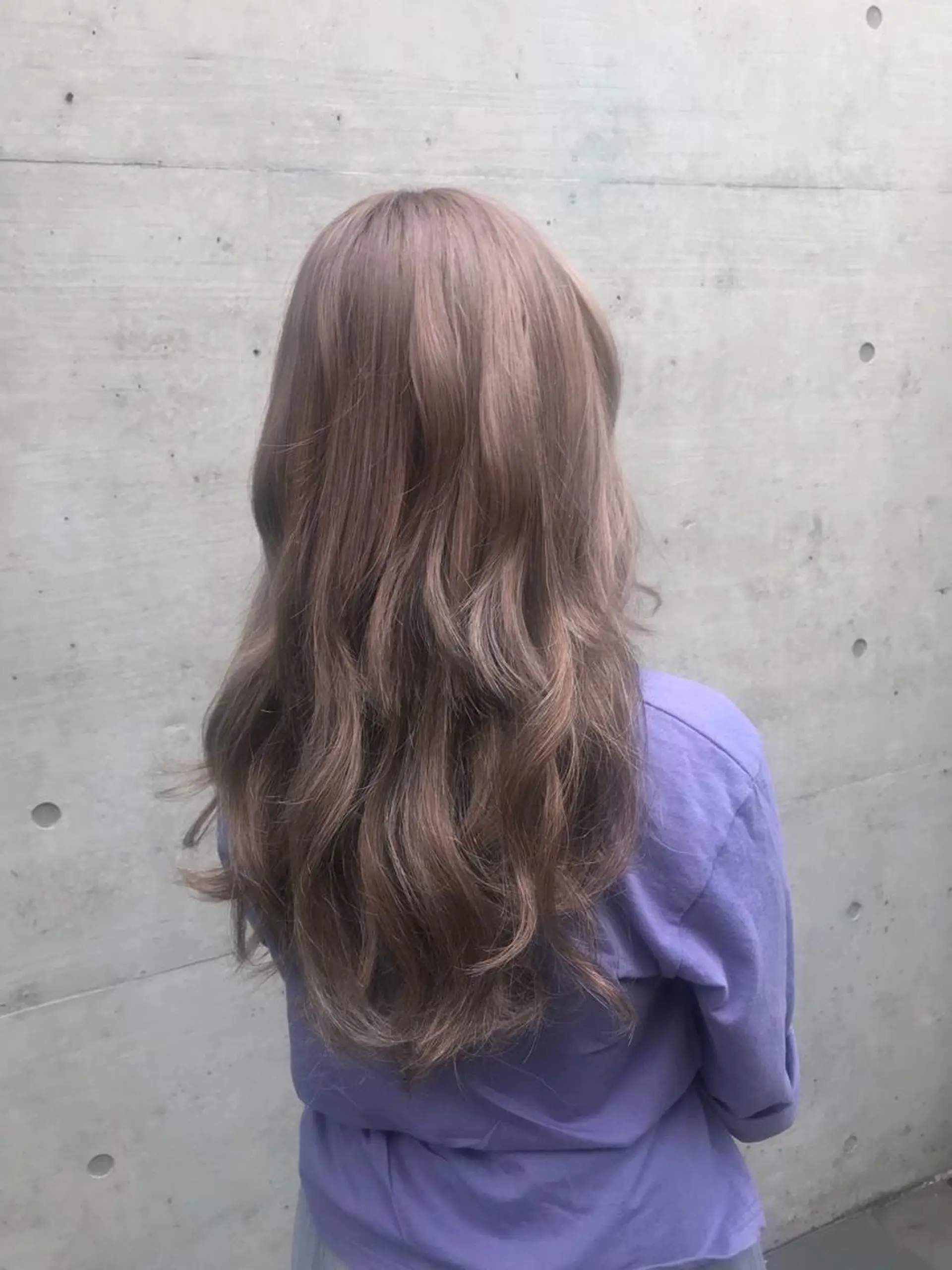 ロング カラー ベージュカラー ブリーチ パープルカラー エクステ a-o横浜所属・色落ちまでキレイに！ ！女性サロンremiのヘアスタイル