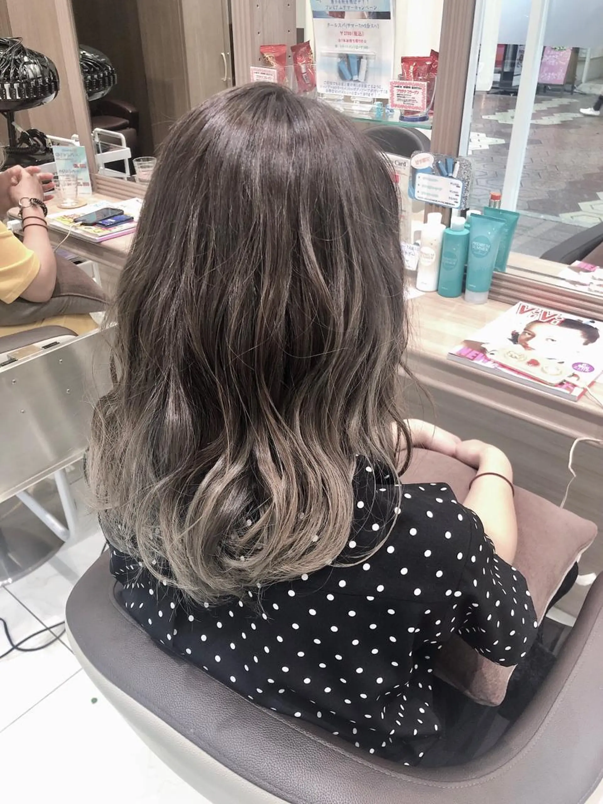 セミロング カラー グレージュ 小島 仁美のヘアスタイル