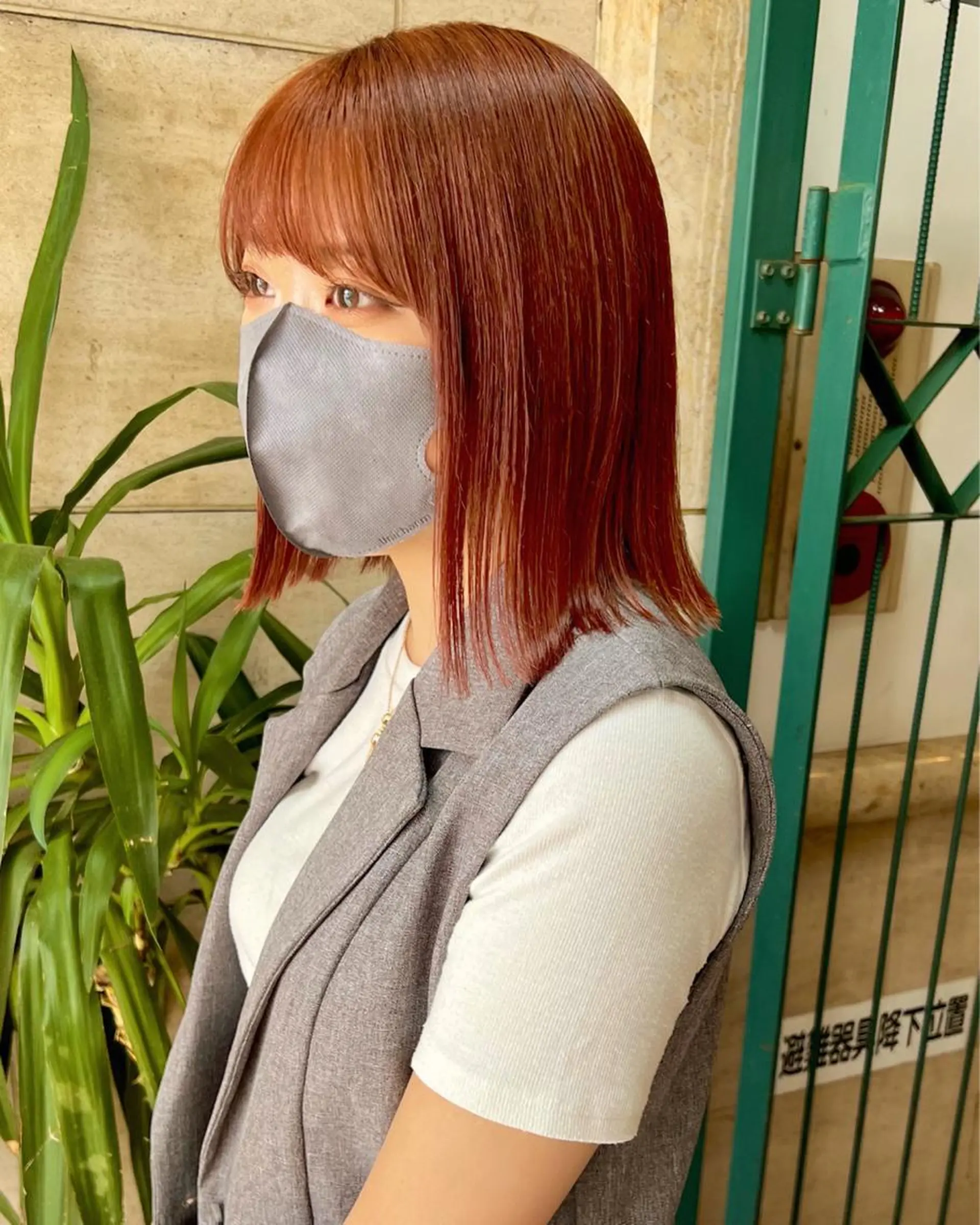 ミディアム カラー 切りっぱなしボブ ベージュカラー ブリーチ オレンジ オレンジベージュ RAIMA ハイトーン/ベージュのヘアスタイル