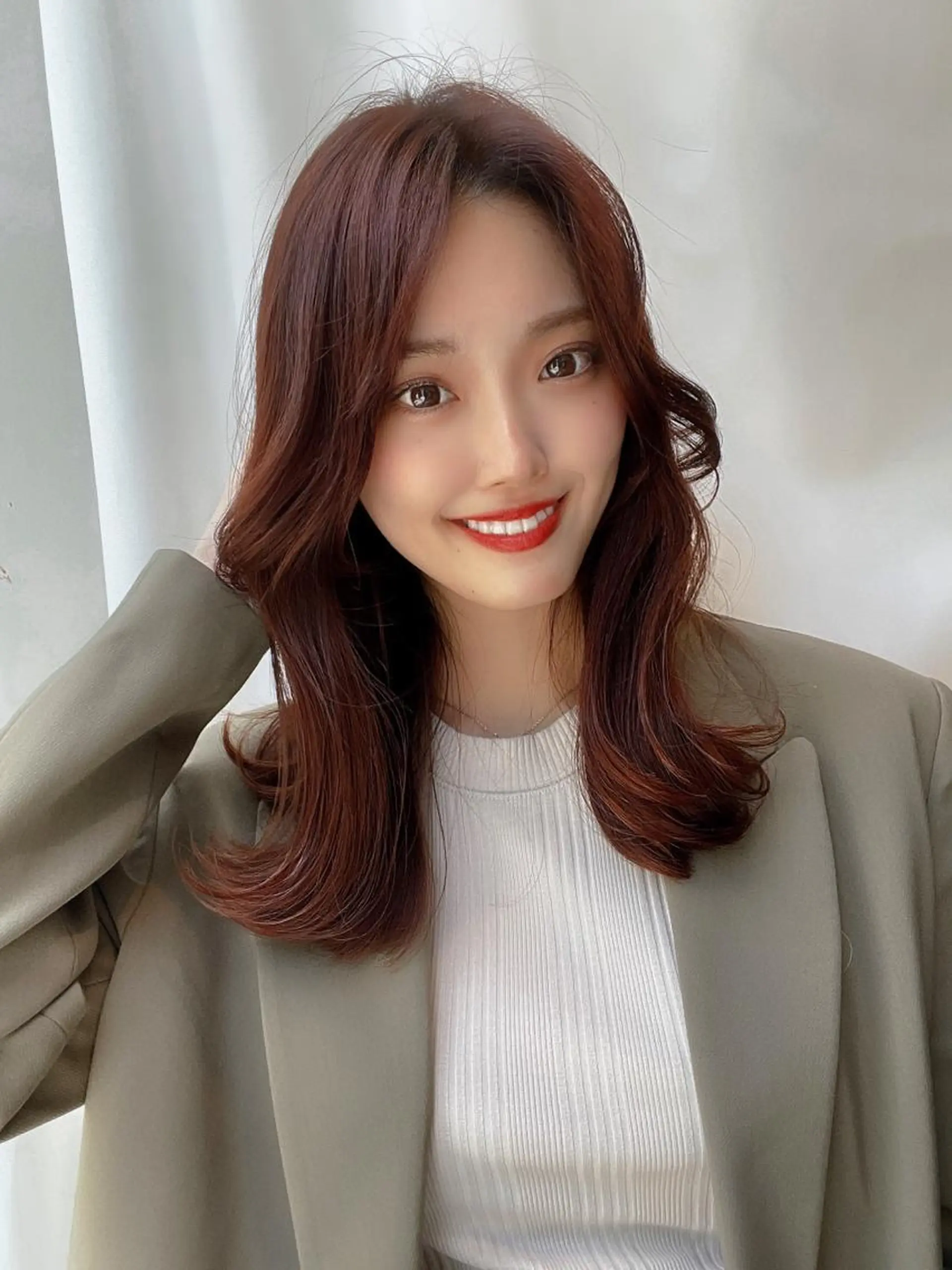 ミディアム 顔まわりレイヤー 学生 髪質改善 レイヤーカット 小顔カット カット ヘアカラー トリートメント ボブパーマ ウルフパーマのヘアスタイル