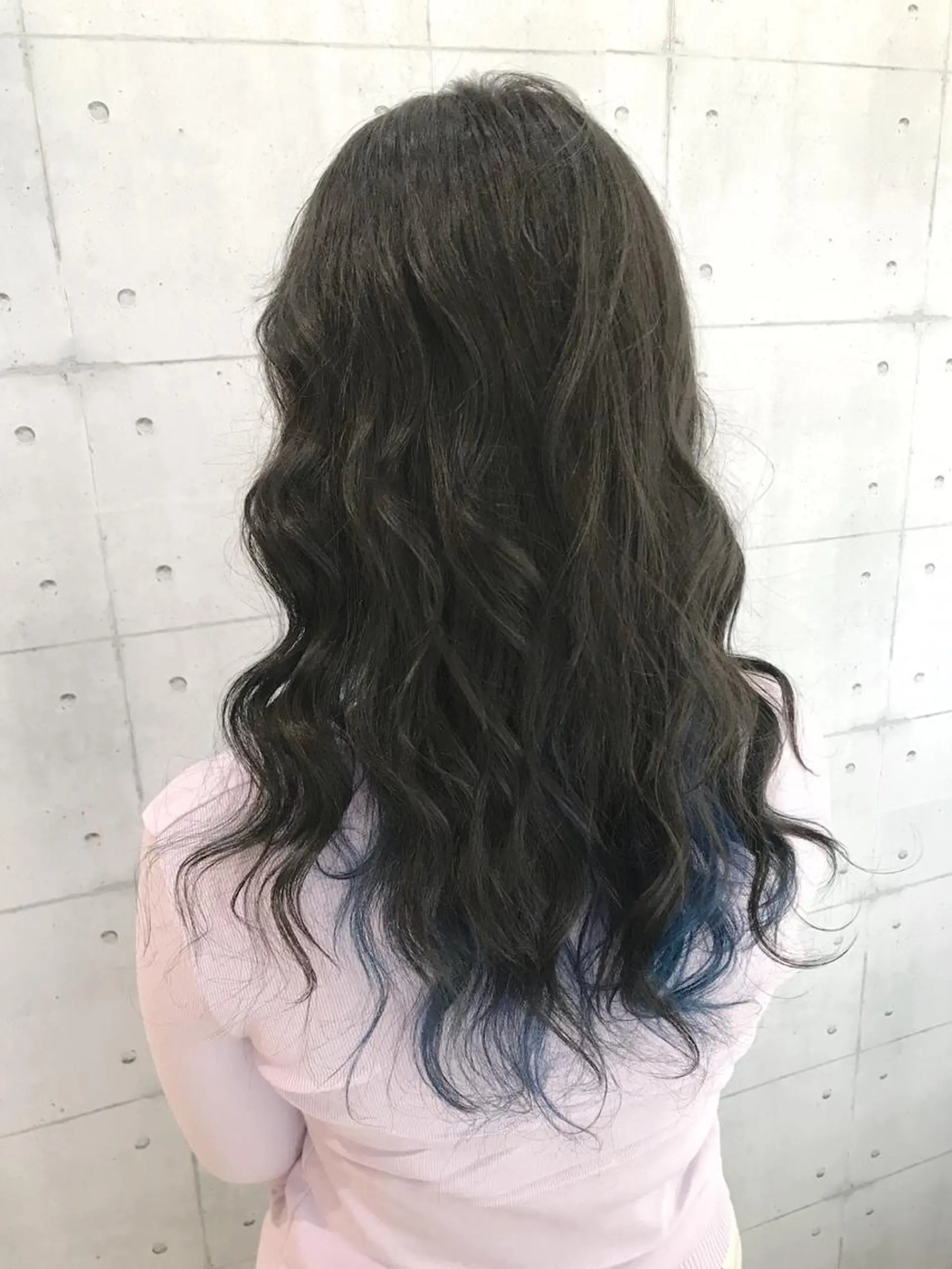 セミロング カラー ブリーチ ブルーカラー インナーカラー 高木 麻知子のヘアスタイル
