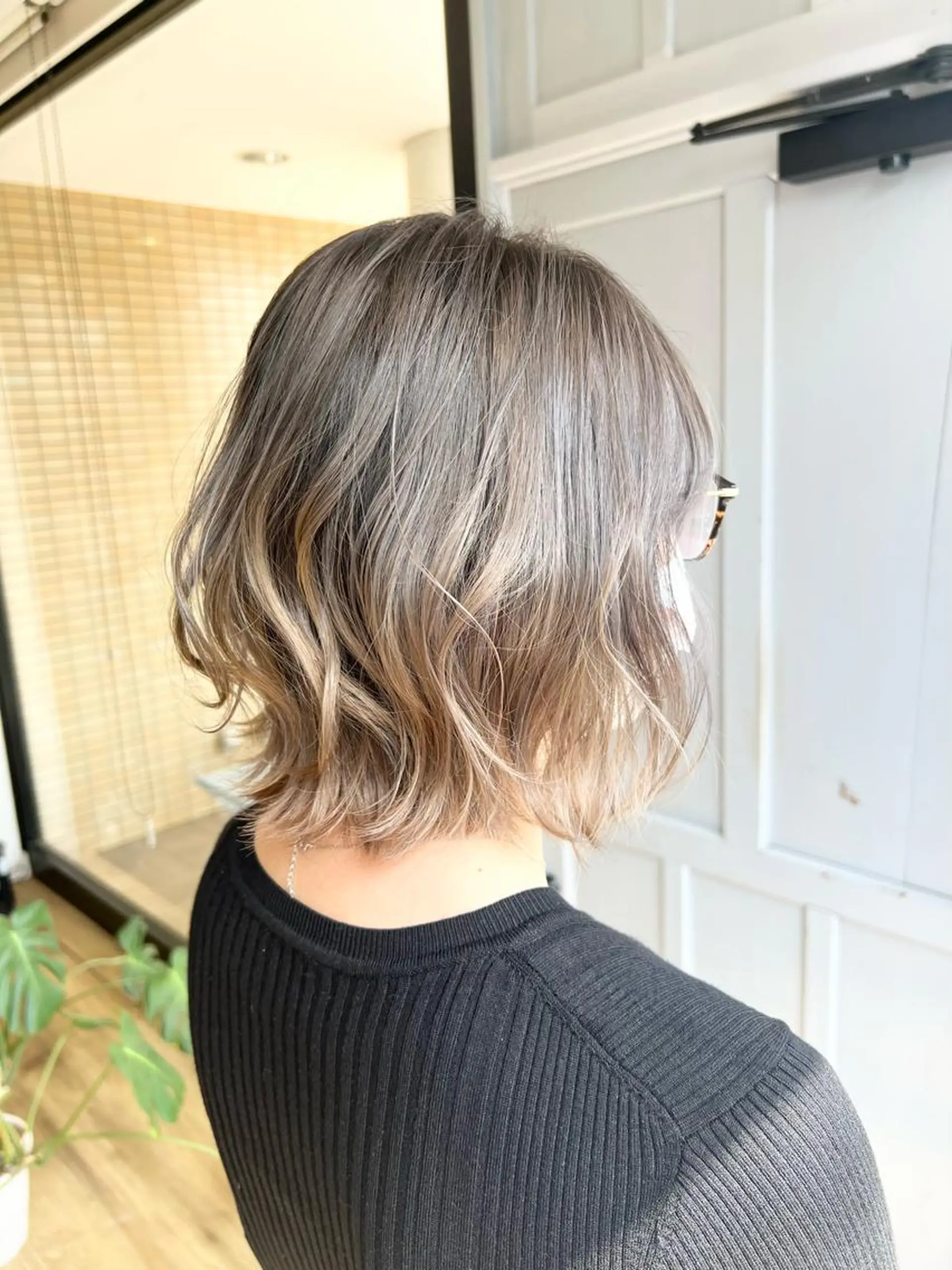 ショート カラー ブリーチ グラデーションカラー グレージュ ヘアカラー トリートメント 堀 望美のヘアスタイル