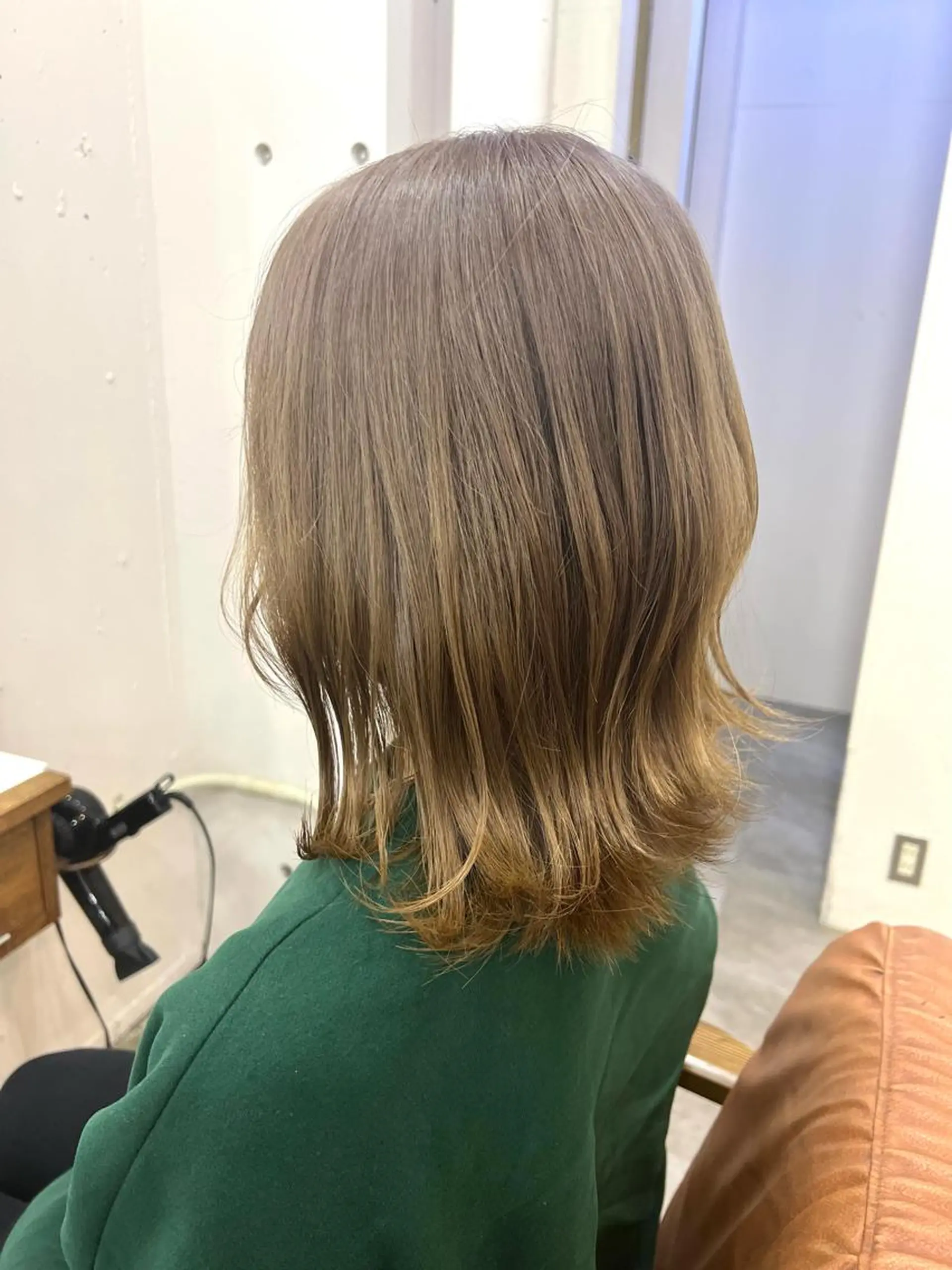 ミディアム 副店長🩷艶カラー 🧡💛リサ🫧のヘアスタイル