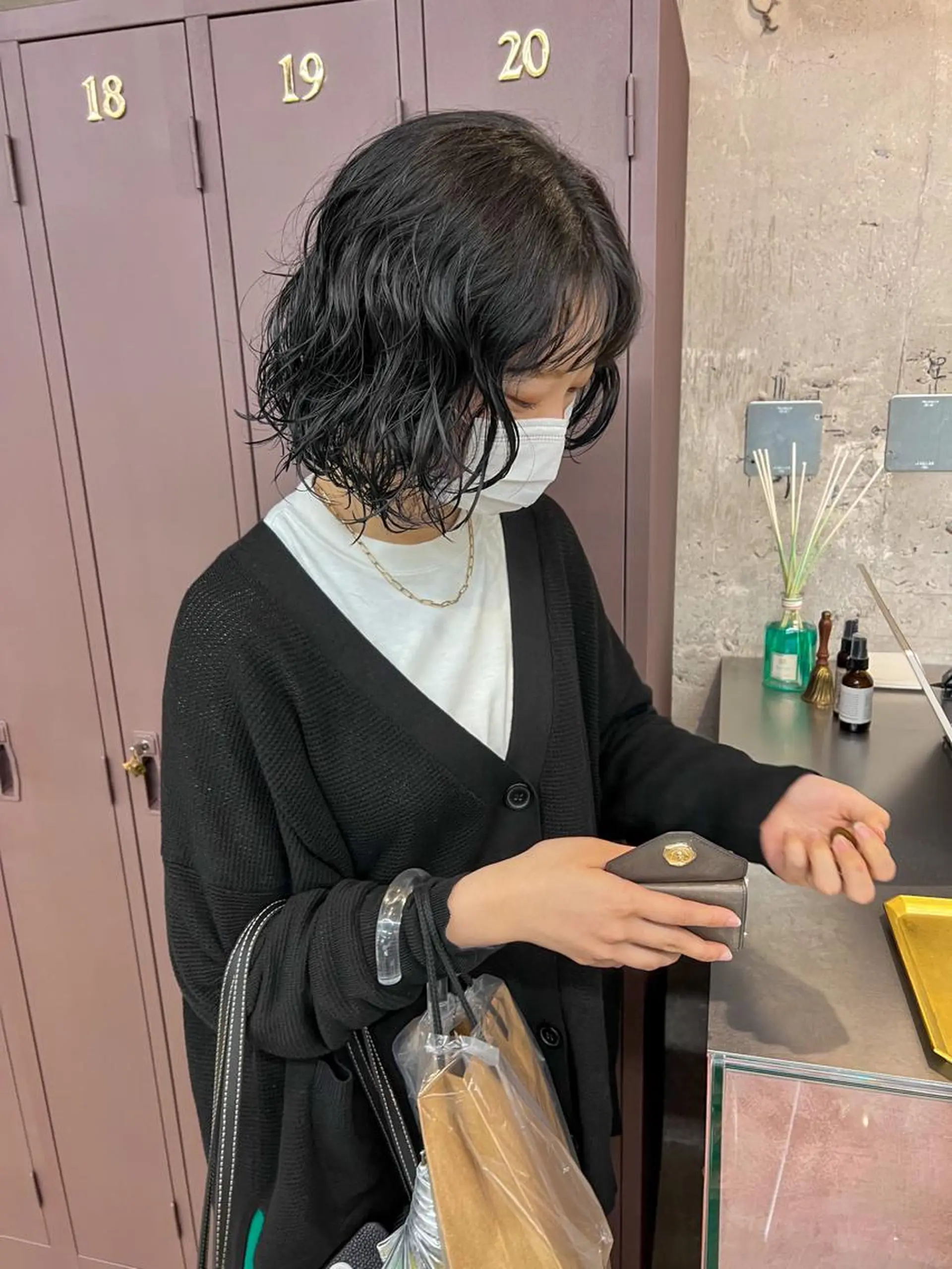 ミディアム カラー パーマ ミディアムパーマ ブルーカラー ブルージュ 透明感カラー イヤリングカラー カット ヘアカラー パーマ 水野 雪 パーマ/暖色カラーのヘアスタイル