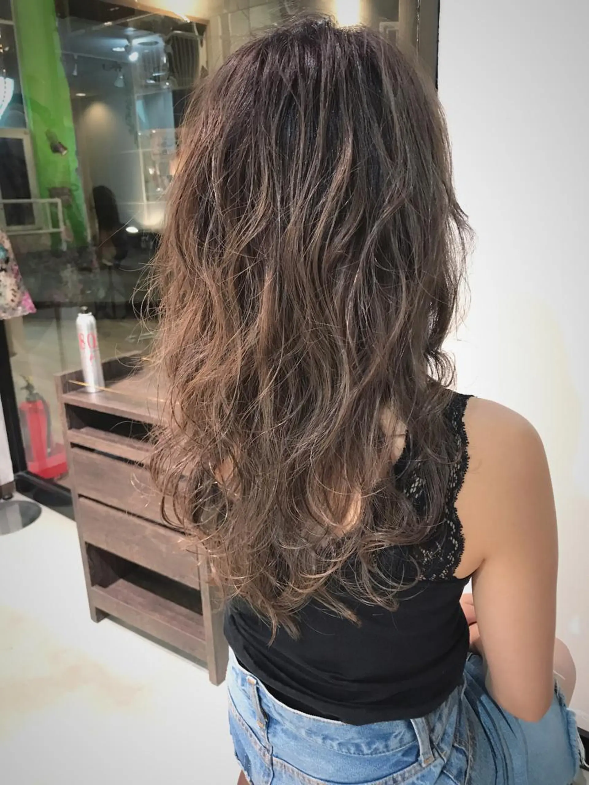 ロング カラー ベージュカラー ダークグレー グラデーションカラー ハイライトカラー ハイライト 松村 崇弘のヘアスタイル