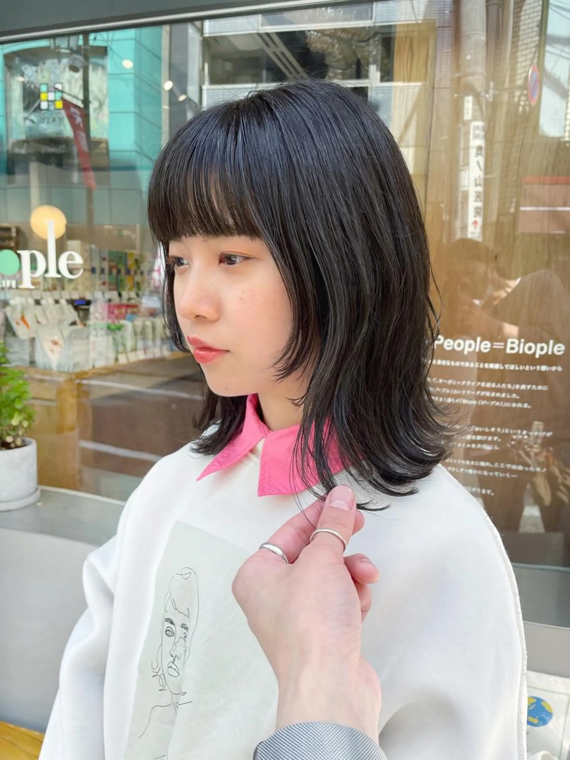 ミディアム カラー グレージュ 顔まわりレイヤー レイヤーカット カット トリートメント HIROKI ” stylistのヘアスタイル