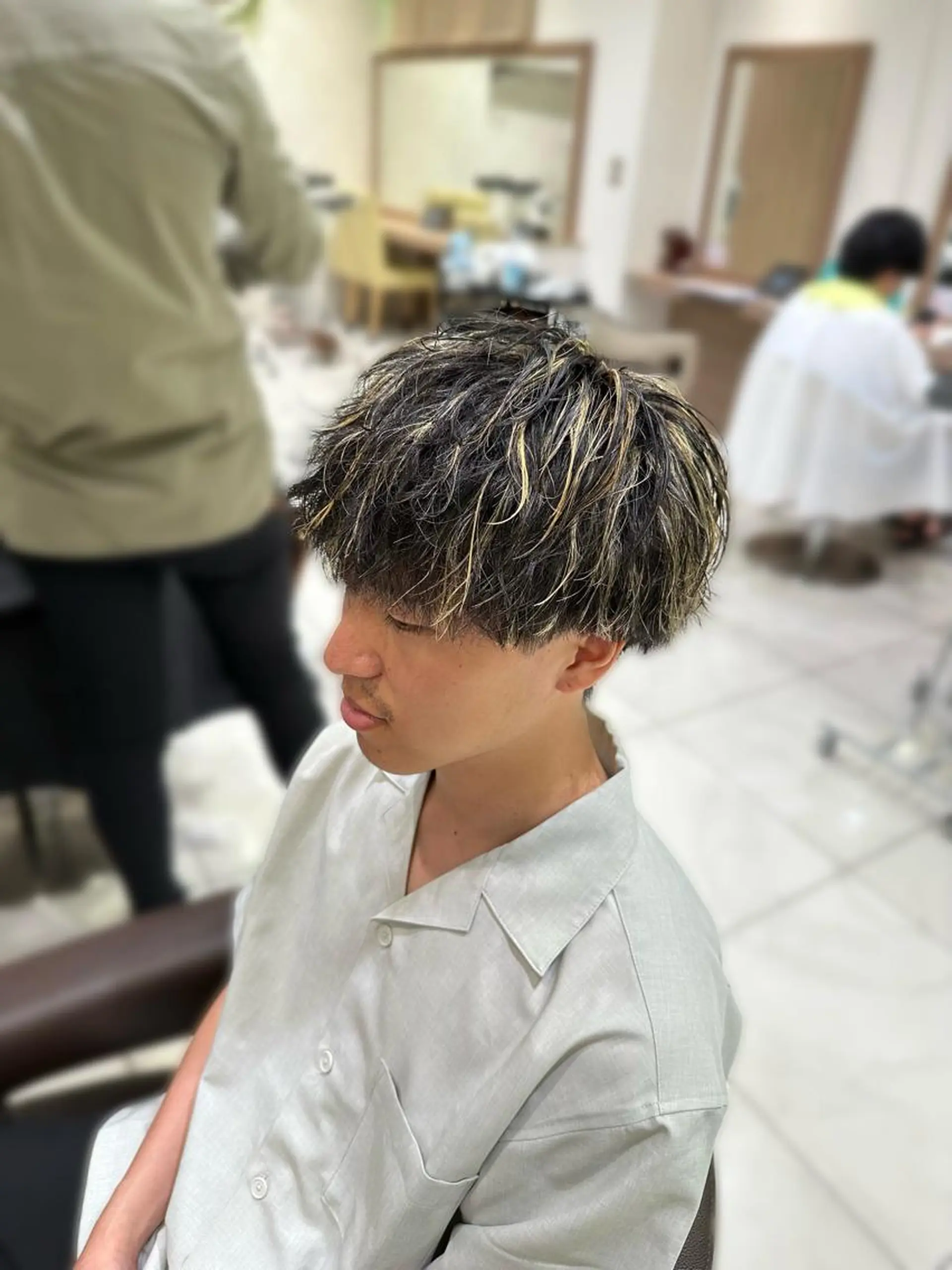 ショート カラー パーマ メンズ メンズハイライト ハイライトカラー ハイライト カット ヘアカラー パーマ 渡邉 理央のヘアスタイル